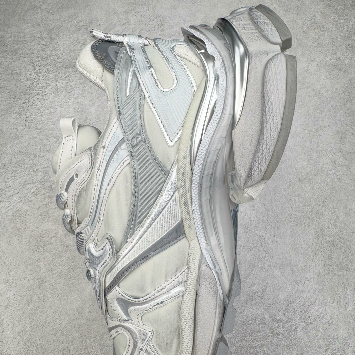 图片[7]-＃VG零售版 BALENCIAGA Runner Sneaker 巴黎世家七代慢跑系列低帮复古野跑潮流运动鞋老爹鞋 尼龙和网布材质 磨损效果 鞋头边缘印有尺码 背面浮印尺码 外侧印有跑者徽标 鞋舌刺绣 Balenciaga 品牌标识 鞋跟背面 Balenciaga品牌标识 材质采用65%聚氨酯、35%聚酯纤维 全新 Runner 鞋型轮廓借鉴于 2000 年初的复古线条 搭载大网眼面料制成鞋面基础，由粉色、白色尼龍与橡胶质地覆盖鞋面诠释线条感 当中透过几道手缝线与折损痕更是精准的掌握历经时间淬炼的破旧痕迹 延续其手法至鞋领、鞋跟、鞋带、中底等部分均饰有破损及脏污之貌 尤其是鞋领处与鞋带孔眼条更是采用不规则做旧技术将内容物泡棉随机露出 尺码：35 36 37 38 39 40 41 42 43 44 45 46-选品中心