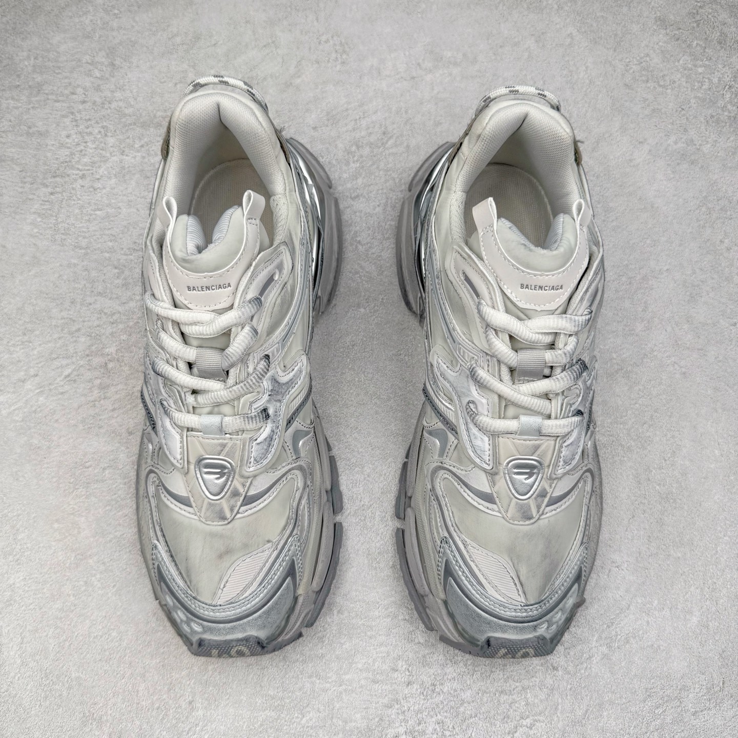 图片[2]-＃VG零售版 BALENCIAGA Runner Sneaker 巴黎世家七代慢跑系列低帮复古野跑潮流运动鞋老爹鞋 尼龙和网布材质 磨损效果 鞋头边缘印有尺码 背面浮印尺码 外侧印有跑者徽标 鞋舌刺绣 Balenciaga 品牌标识 鞋跟背面 Balenciaga品牌标识 材质采用65%聚氨酯、35%聚酯纤维 全新 Runner 鞋型轮廓借鉴于 2000 年初的复古线条 搭载大网眼面料制成鞋面基础，由粉色、白色尼龍与橡胶质地覆盖鞋面诠释线条感 当中透过几道手缝线与折损痕更是精准的掌握历经时间淬炼的破旧痕迹 延续其手法至鞋领、鞋跟、鞋带、中底等部分均饰有破损及脏污之貌 尤其是鞋领处与鞋带孔眼条更是采用不规则做旧技术将内容物泡棉随机露出 尺码：35 36 37 38 39 40 41 42 43 44 45 46-选品中心