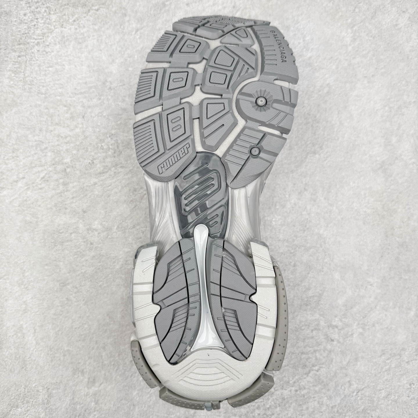 图片[9]-＃VG零售版 BALENCIAGA Runner Sneaker 巴黎世家七代慢跑系列低帮复古野跑潮流运动鞋老爹鞋 尼龙和网布材质 磨损效果 鞋头边缘印有尺码 背面浮印尺码 外侧印有跑者徽标 鞋舌刺绣 Balenciaga 品牌标识 鞋跟背面 Balenciaga品牌标识 材质采用65%聚氨酯、35%聚酯纤维 全新 Runner 鞋型轮廓借鉴于 2000 年初的复古线条 搭载大网眼面料制成鞋面基础，由粉色、白色尼龍与橡胶质地覆盖鞋面诠释线条感 当中透过几道手缝线与折损痕更是精准的掌握历经时间淬炼的破旧痕迹 延续其手法至鞋领、鞋跟、鞋带、中底等部分均饰有破损及脏污之貌 尤其是鞋领处与鞋带孔眼条更是采用不规则做旧技术将内容物泡棉随机露出 尺码：35 36 37 38 39 40 41 42 43 44 45 46-选品中心