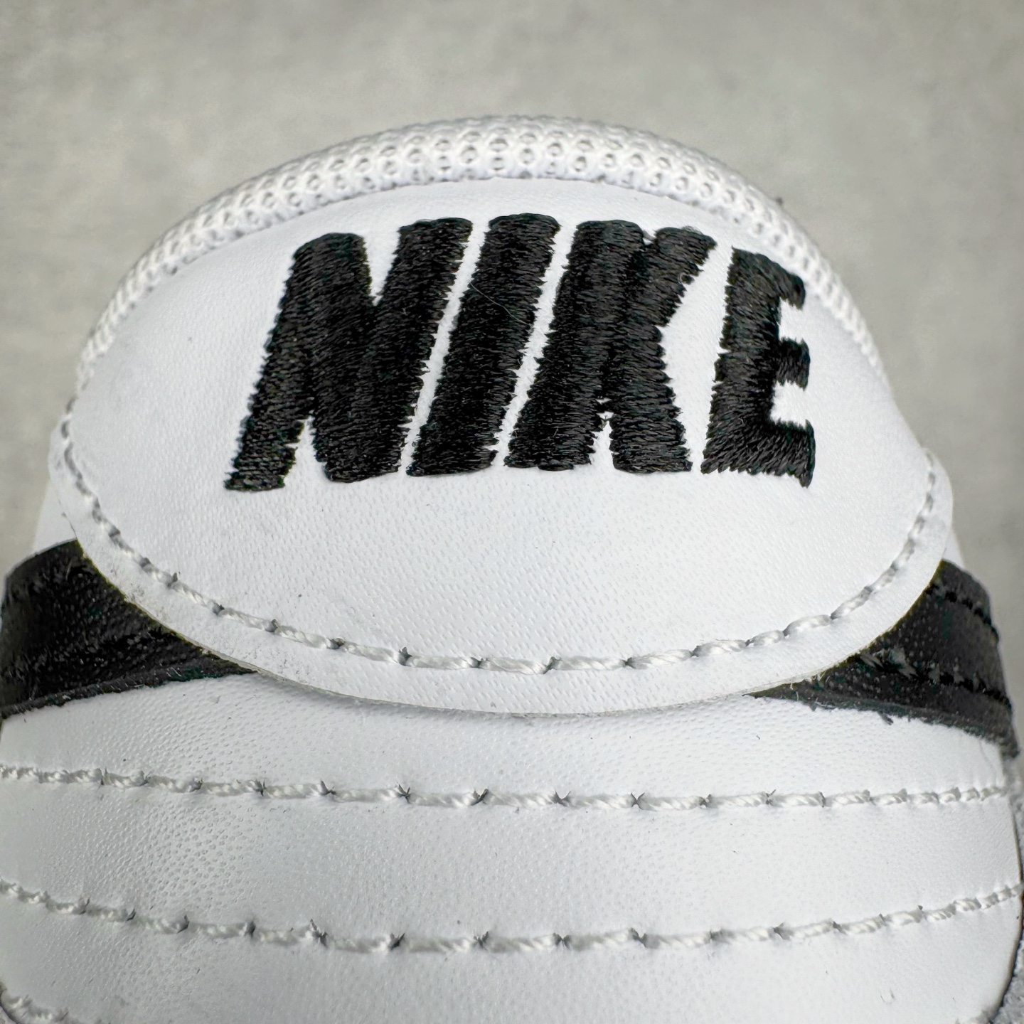 图片[10]-＃YC纯原 NK Dunk Low 摩卡慕斯 WG0212-014 当清晨的杏仁奶白，温柔覆盖经典轮廓。侧翼Swoosh摩卡慕斯色如倾泻的暖阳，将醇厚风韵悄然诉说。步履之间，踏着的是微醺的甜蜜时光。后跟轻缀的\\\”MOCHA\\\”，是此刻柔软的署名，暖意先行，步调至雅。用温柔的色调革命，轻松驾驭高级松弛感。定制系列天花板 无原鞋不开发 全系列得物原鞋一比一校对开发 配色持续更新中 终端对接 优势输出 全套原厂楦头原纸板数据档案倾力打造 原汁原味莞产 极致还原 圈内最强针车工艺 高端零售指定版 广东原厂配套原盒原标 鞋盒分三个尺码段 原厂冲刀 超高清洁度 全鞋零毛边皮料切割 采用原厂百宏鞋带以及原厂百宏织唛舌标 内标可供原厂几率过验 进口原装条纹中底布 四线拉帮白色点胶 原厂拉帮手法遵循公司 原厂电绣 极致还原 尺码：36 36.5 37.5 38 38.5 39 40 40.5 41 42 42.5 43 44 44.5 45 46-选品中心