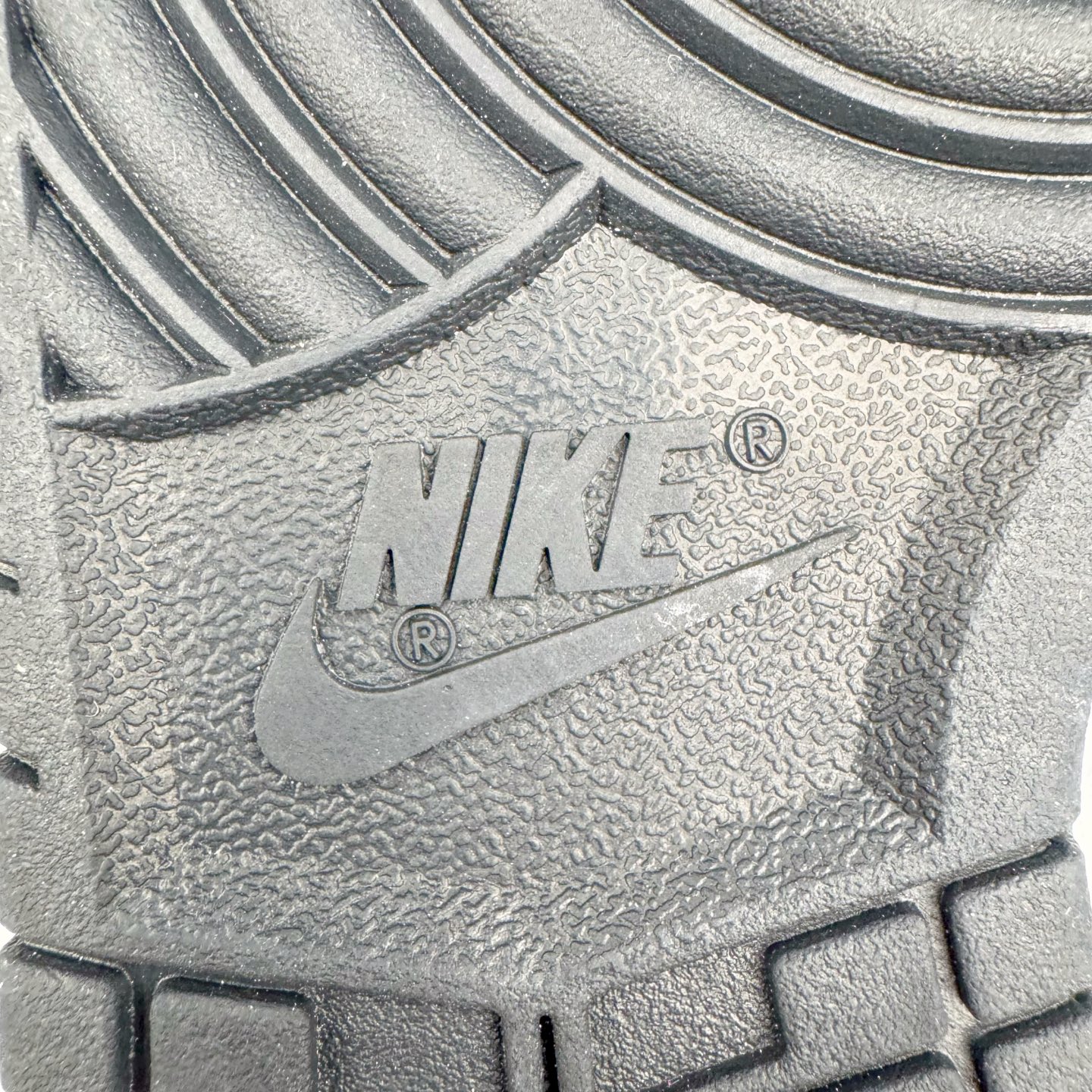 图片[21]-＃YC纯原 NK Dunk Low 摩卡慕斯 WG0212-014 当清晨的杏仁奶白，温柔覆盖经典轮廓。侧翼Swoosh摩卡慕斯色如倾泻的暖阳，将醇厚风韵悄然诉说。步履之间，踏着的是微醺的甜蜜时光。后跟轻缀的\\\”MOCHA\\\”，是此刻柔软的署名，暖意先行，步调至雅。用温柔的色调革命，轻松驾驭高级松弛感。定制系列天花板 无原鞋不开发 全系列得物原鞋一比一校对开发 配色持续更新中 终端对接 优势输出 全套原厂楦头原纸板数据档案倾力打造 原汁原味莞产 极致还原 圈内最强针车工艺 高端零售指定版 广东原厂配套原盒原标 鞋盒分三个尺码段 原厂冲刀 超高清洁度 全鞋零毛边皮料切割 采用原厂百宏鞋带以及原厂百宏织唛舌标 内标可供原厂几率过验 进口原装条纹中底布 四线拉帮白色点胶 原厂拉帮手法遵循公司 原厂电绣 极致还原 尺码：36 36.5 37.5 38 38.5 39 40 40.5 41 42 42.5 43 44 44.5 45 46-选品中心