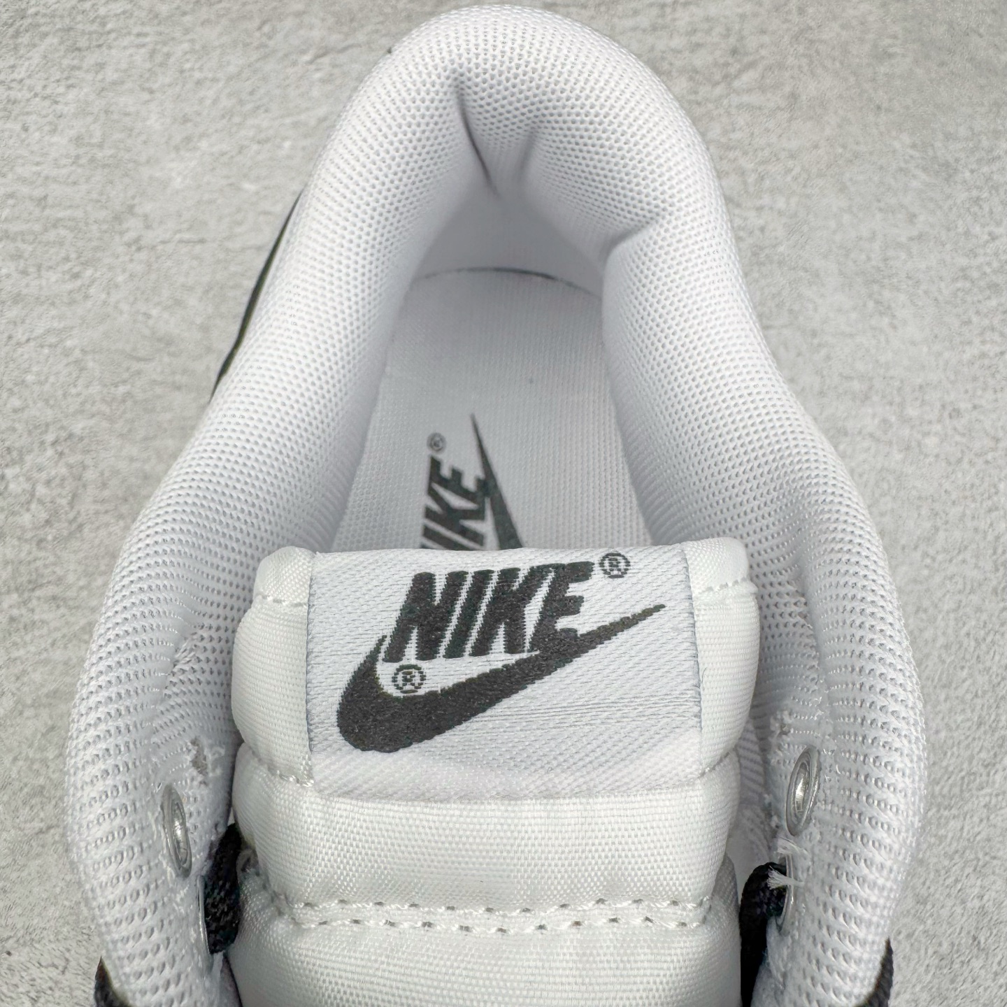 图片[15]-＃YC纯原 NK Dunk Low 摩卡慕斯 WG0212-014 当清晨的杏仁奶白，温柔覆盖经典轮廓。侧翼Swoosh摩卡慕斯色如倾泻的暖阳，将醇厚风韵悄然诉说。步履之间，踏着的是微醺的甜蜜时光。后跟轻缀的\\\”MOCHA\\\”，是此刻柔软的署名，暖意先行，步调至雅。用温柔的色调革命，轻松驾驭高级松弛感。定制系列天花板 无原鞋不开发 全系列得物原鞋一比一校对开发 配色持续更新中 终端对接 优势输出 全套原厂楦头原纸板数据档案倾力打造 原汁原味莞产 极致还原 圈内最强针车工艺 高端零售指定版 广东原厂配套原盒原标 鞋盒分三个尺码段 原厂冲刀 超高清洁度 全鞋零毛边皮料切割 采用原厂百宏鞋带以及原厂百宏织唛舌标 内标可供原厂几率过验 进口原装条纹中底布 四线拉帮白色点胶 原厂拉帮手法遵循公司 原厂电绣 极致还原 尺码：36 36.5 37.5 38 38.5 39 40 40.5 41 42 42.5 43 44 44.5 45 46-选品中心