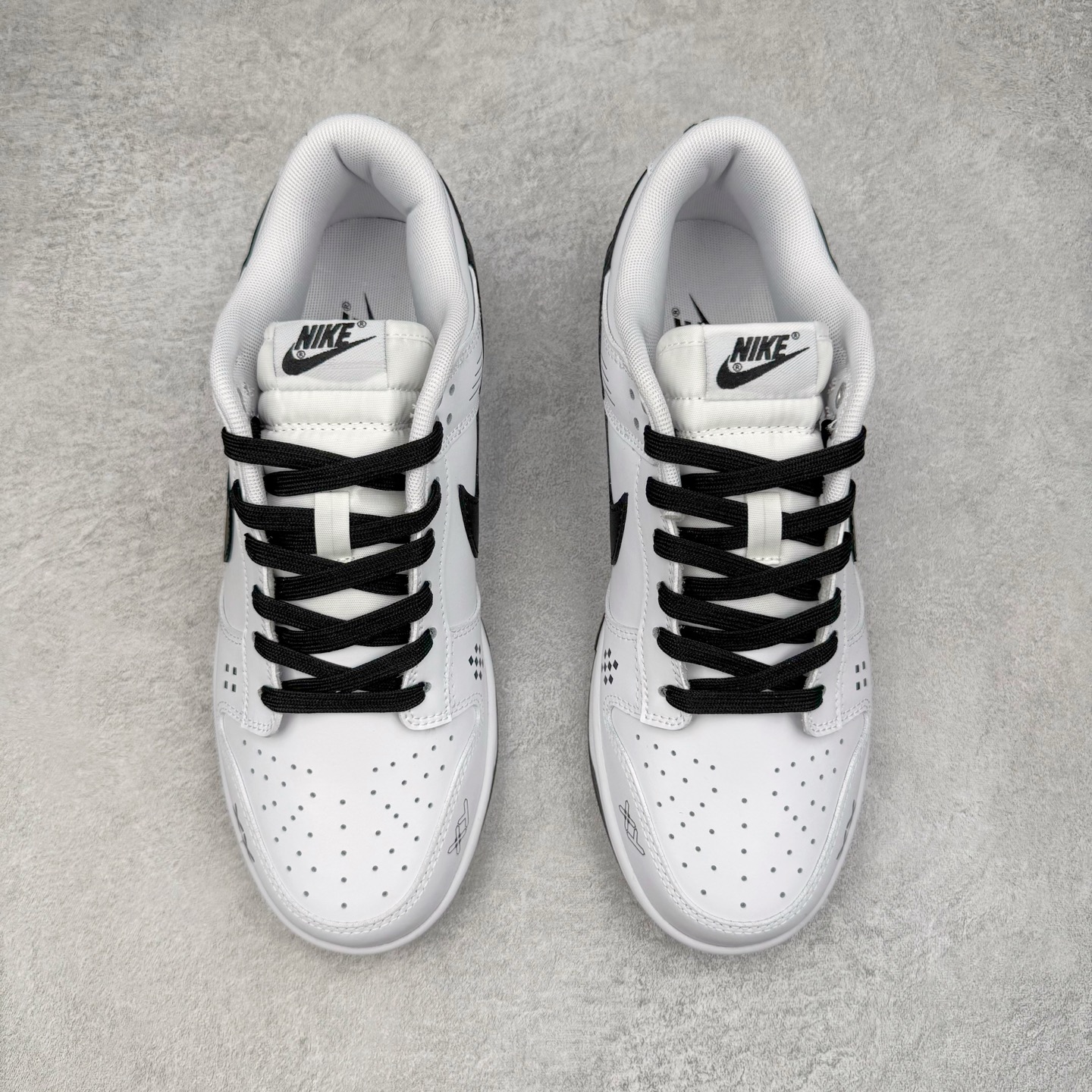 图片[2]-＃YC纯原 NK Dunk Low 摩卡慕斯 WG0212-014 当清晨的杏仁奶白，温柔覆盖经典轮廓。侧翼Swoosh摩卡慕斯色如倾泻的暖阳，将醇厚风韵悄然诉说。步履之间，踏着的是微醺的甜蜜时光。后跟轻缀的\\\”MOCHA\\\”，是此刻柔软的署名，暖意先行，步调至雅。用温柔的色调革命，轻松驾驭高级松弛感。定制系列天花板 无原鞋不开发 全系列得物原鞋一比一校对开发 配色持续更新中 终端对接 优势输出 全套原厂楦头原纸板数据档案倾力打造 原汁原味莞产 极致还原 圈内最强针车工艺 高端零售指定版 广东原厂配套原盒原标 鞋盒分三个尺码段 原厂冲刀 超高清洁度 全鞋零毛边皮料切割 采用原厂百宏鞋带以及原厂百宏织唛舌标 内标可供原厂几率过验 进口原装条纹中底布 四线拉帮白色点胶 原厂拉帮手法遵循公司 原厂电绣 极致还原 尺码：36 36.5 37.5 38 38.5 39 40 40.5 41 42 42.5 43 44 44.5 45 46-选品中心