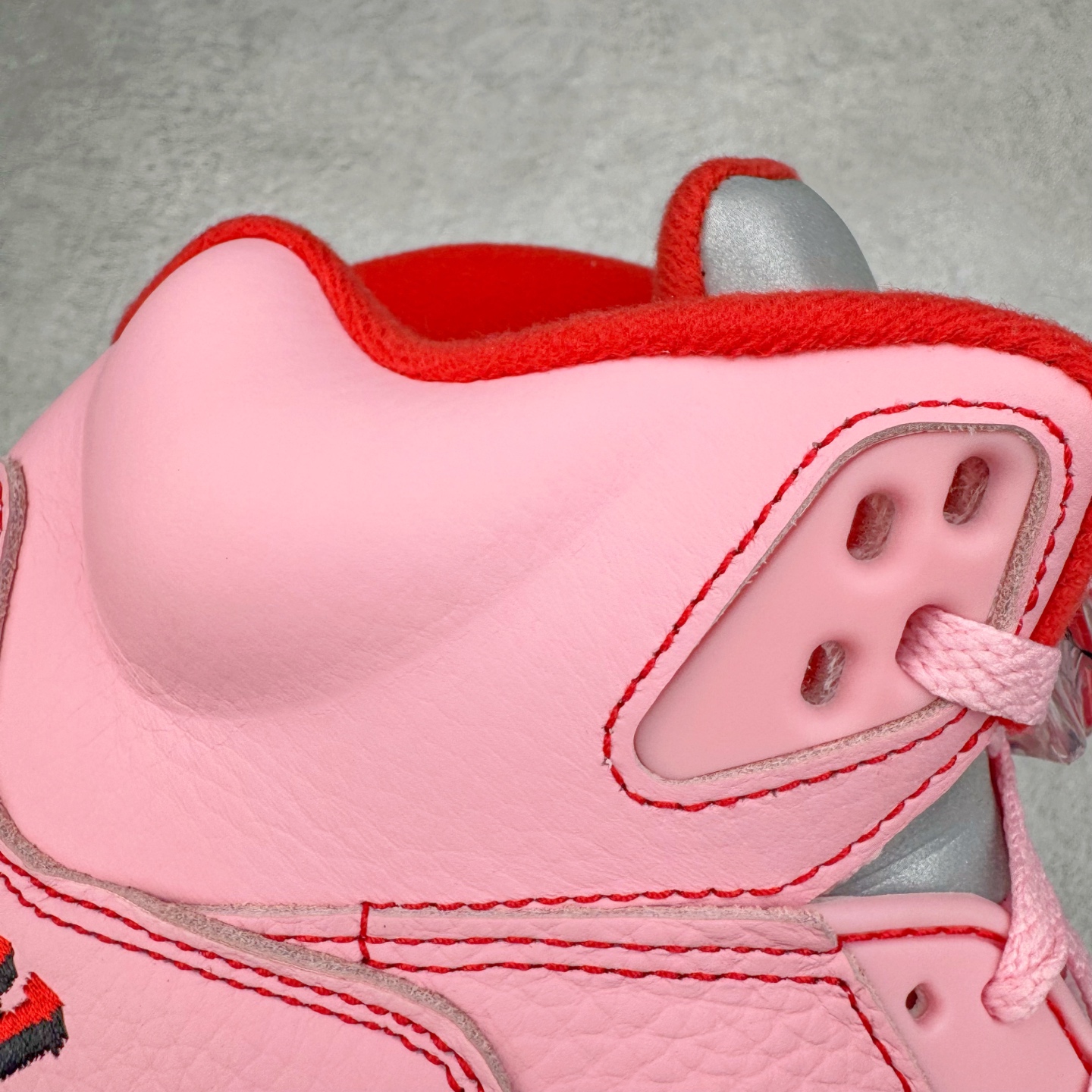 图片[13]-＃PK纯原 Awake NY x Air Jordan AJ5 联名北极粉 DV4982-600 SZ原厂全套原楦原纸板磨具开发 原厂皮料加持 原厂港宝加持定型后跟R度完美 同源原厂电绣 飞人针数密度立体效果一致 原厂拉帮手法 原厂配置纸衬高频鞋盒 原厂指令配双鞋带 原厂TPU网格鞋带扣 超高鞋面清洁度 最高QC检验标准 控制溢胶瑕疵 到手可放心比对发售原鞋 上脚百分百充正驾驭 尺码：40 40.5 41 42 42.5 43 44 44.5 45 46 47.5-选品中心