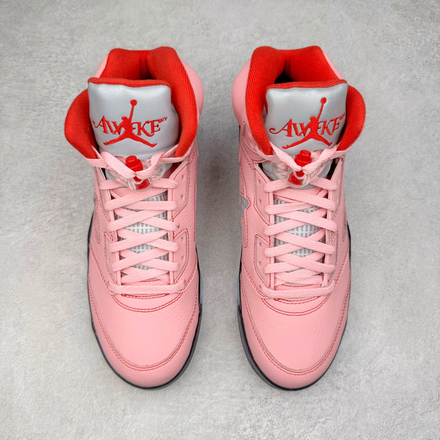 图片[2]-＃PK纯原 Awake NY x Air Jordan AJ5 联名北极粉 DV4982-600 SZ原厂全套原楦原纸板磨具开发 原厂皮料加持 原厂港宝加持定型后跟R度完美 同源原厂电绣 飞人针数密度立体效果一致 原厂拉帮手法 原厂配置纸衬高频鞋盒 原厂指令配双鞋带 原厂TPU网格鞋带扣 超高鞋面清洁度 最高QC检验标准 控制溢胶瑕疵 到手可放心比对发售原鞋 上脚百分百充正驾驭 尺码：40 40.5 41 42 42.5 43 44 44.5 45 46 47.5-选品中心