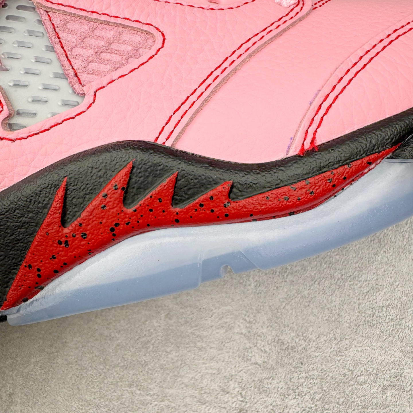 图片[23]-＃PK纯原 Awake NY x Air Jordan AJ5 联名北极粉 DV4982-600 SZ原厂全套原楦原纸板磨具开发 原厂皮料加持 原厂港宝加持定型后跟R度完美 同源原厂电绣 飞人针数密度立体效果一致 原厂拉帮手法 原厂配置纸衬高频鞋盒 原厂指令配双鞋带 原厂TPU网格鞋带扣 超高鞋面清洁度 最高QC检验标准 控制溢胶瑕疵 到手可放心比对发售原鞋 上脚百分百充正驾驭 尺码：40 40.5 41 42 42.5 43 44 44.5 45 46 47.5-选品中心