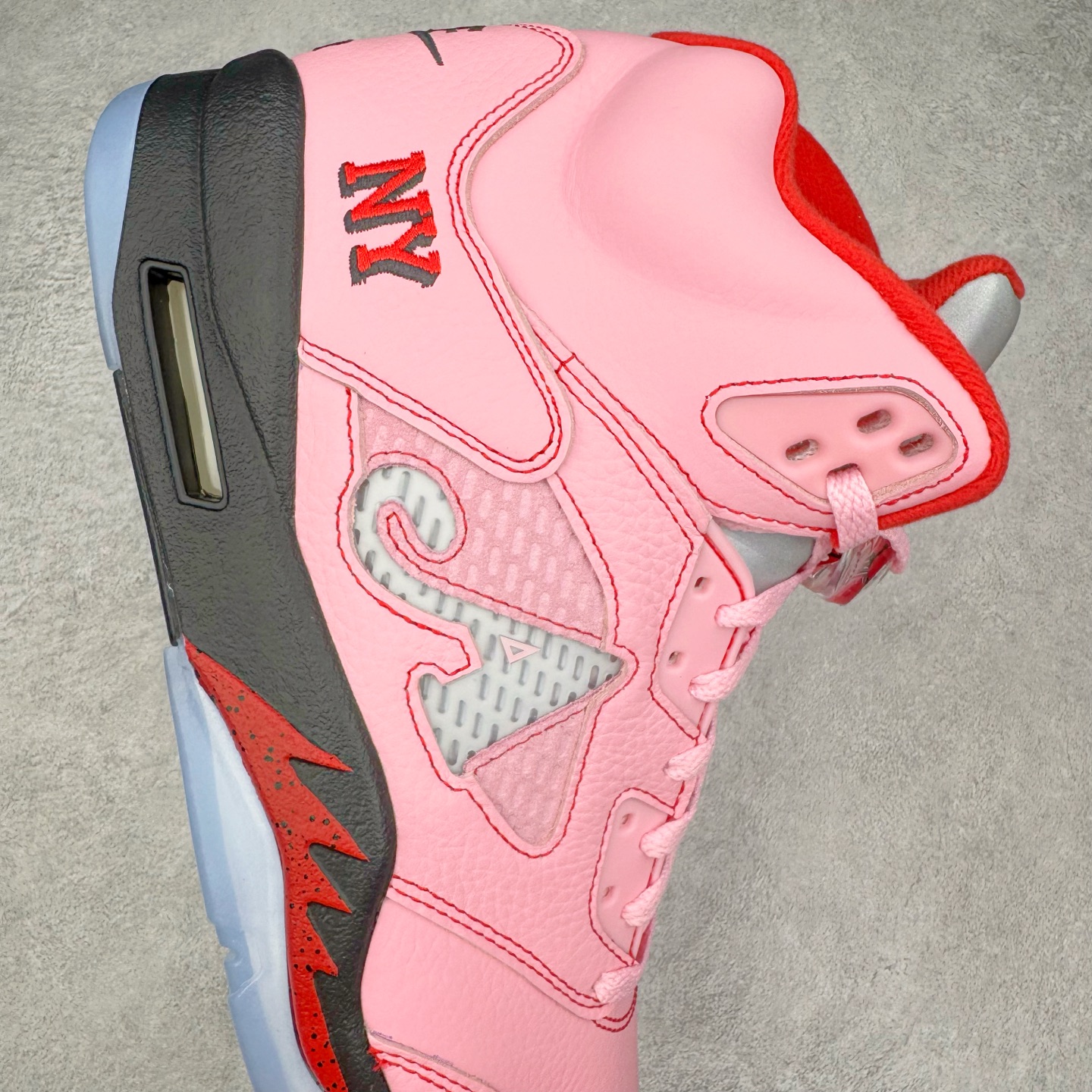 图片[6]-＃PK纯原 Awake NY x Air Jordan AJ5 联名北极粉 DV4982-600 SZ原厂全套原楦原纸板磨具开发 原厂皮料加持 原厂港宝加持定型后跟R度完美 同源原厂电绣 飞人针数密度立体效果一致 原厂拉帮手法 原厂配置纸衬高频鞋盒 原厂指令配双鞋带 原厂TPU网格鞋带扣 超高鞋面清洁度 最高QC检验标准 控制溢胶瑕疵 到手可放心比对发售原鞋 上脚百分百充正驾驭 尺码：40 40.5 41 42 42.5 43 44 44.5 45 46 47.5-选品中心