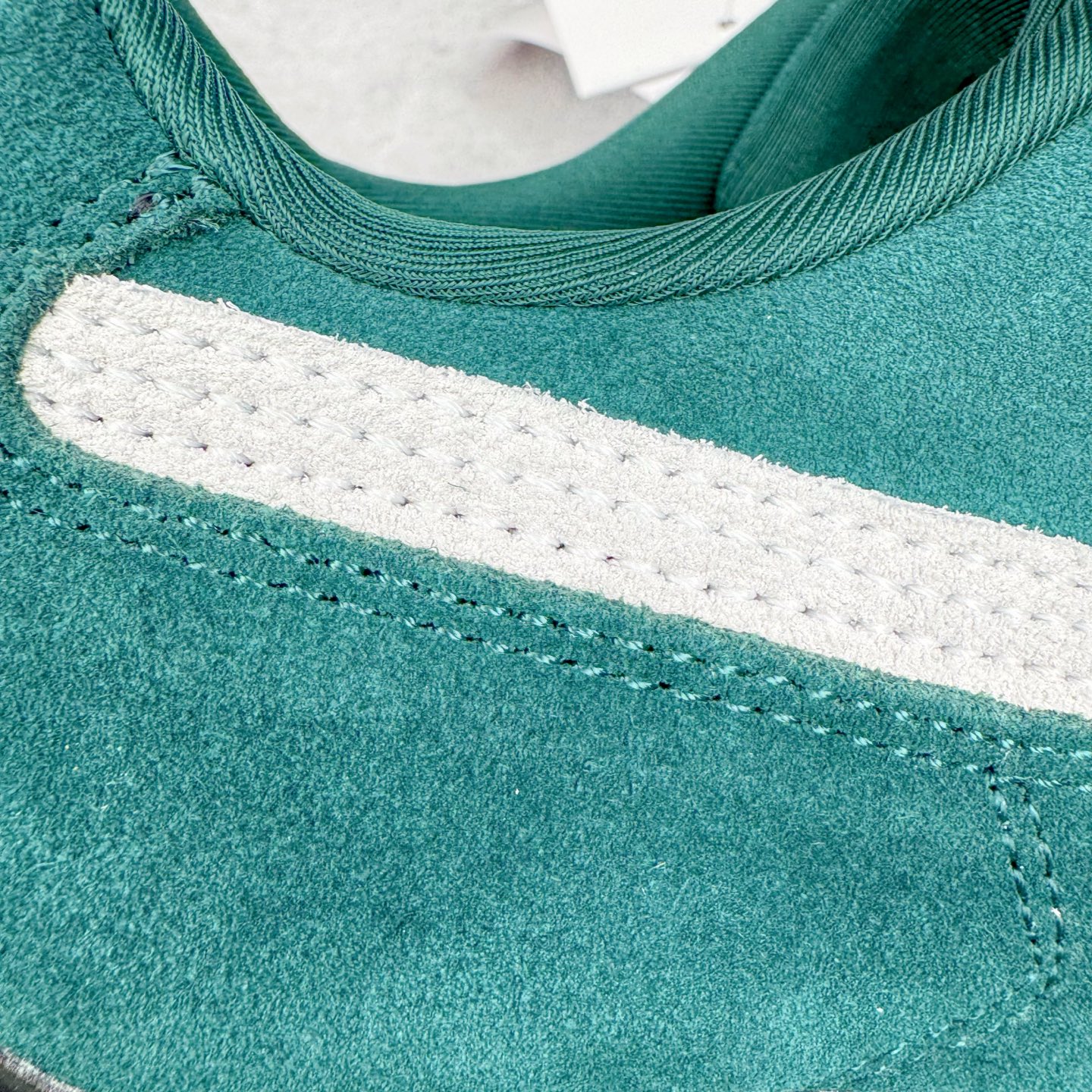 图片[14]-＃HP纯原 Open YY x PUMA Speedca OG 彪马极速赛车系列低帮德训风拼接复古百搭休闲运动赛车鞋 OPEN YY x Puma Speedcat，成为韩国 2024 年至今最热鞋款，引发本地玩家排队疯抢，而缔造者之一 OPEN YY 早已席卷韩国时尚圈，并正试图用 Puma 联名等方式，将「首尔辣妹美学」带向全球。本次与「首尔辣妹衣柜」 OPEN YY 联名，发售之外还在乐天世界购物中心举办 POP UP，时尚博主纷纷到场打卡，让 Puma 的「IT Shoes」进一步拓展韩国市场，本次共发售 3 款配色，粉金、沙银更受女玩家喜爱，用以搭配裙装、运动裤，黑银则低调前卫，且男码几乎无溢价；而让不少玩家「提前种草」的，则是 OPEN YY 示范的「彩色丝袜 blokette 混搭」，配合干燥迷幻的亚文化氛围，成为不少女生的「新搭配指南」， POP UP 现场和近两天的社媒上脚图中，不少玩家继续用本次联名 Speedcat 玩转 blokette，并强调 Speedcat 与其他平底运动鞋相比，更加前卫、性感；Speedcat 外，OPEN YY 还将 Puma 的 Tracksuit、复古运动外套等单品，融入自身的「首尔辣妹美学」， 千禧银、赛车印花设计，颇为符合当下首尔街头日常着装的审美，也同样在发售时受到追捧。尺码：35.5 36 37 37.5 38 38.5 39 40 40.5 41 42 42.5 43 44 45-选品中心