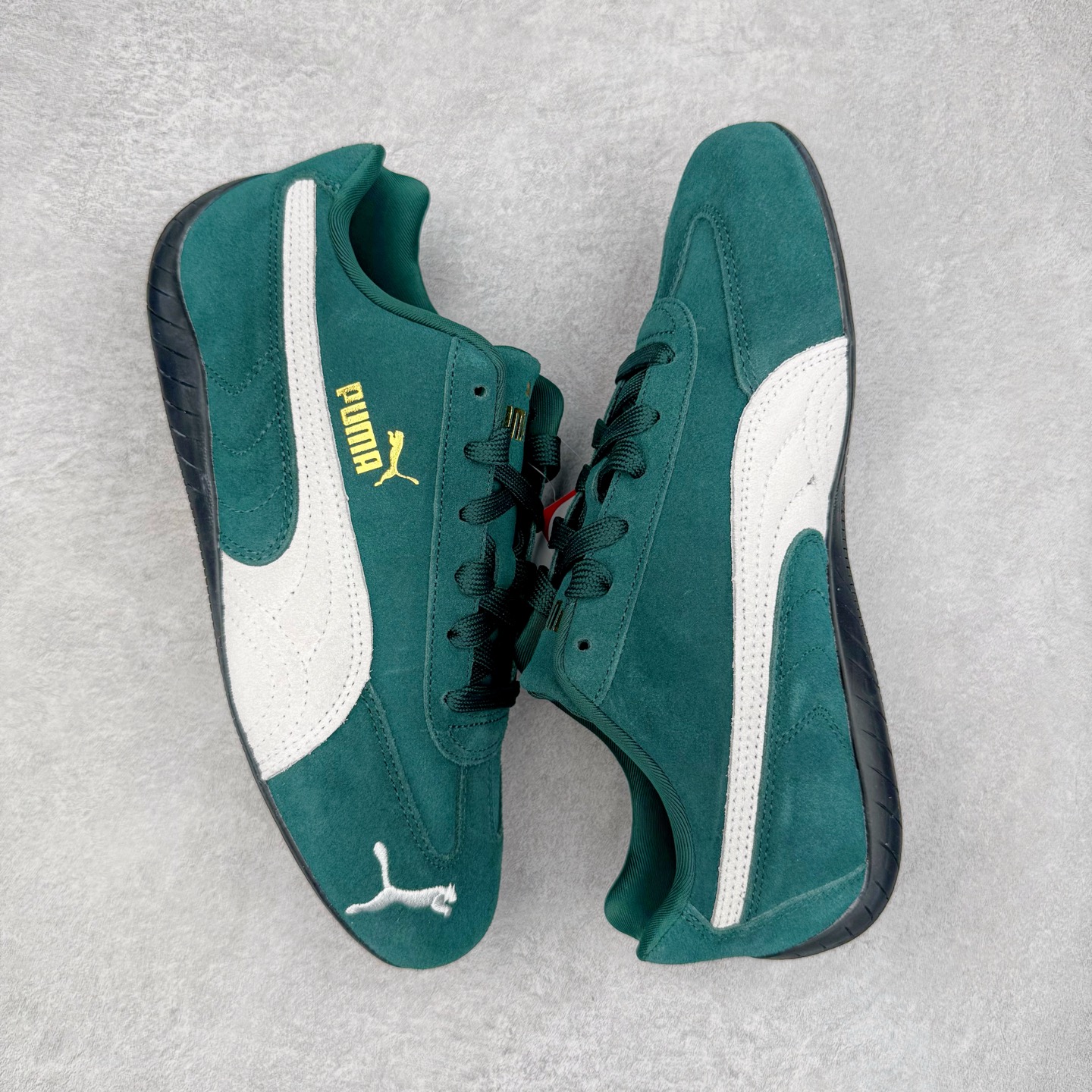 图片[3]-＃HP纯原 Open YY x PUMA Speedca OG 彪马极速赛车系列低帮德训风拼接复古百搭休闲运动赛车鞋 OPEN YY x Puma Speedcat，成为韩国 2024 年至今最热鞋款，引发本地玩家排队疯抢，而缔造者之一 OPEN YY 早已席卷韩国时尚圈，并正试图用 Puma 联名等方式，将「首尔辣妹美学」带向全球。本次与「首尔辣妹衣柜」 OPEN YY 联名，发售之外还在乐天世界购物中心举办 POP UP，时尚博主纷纷到场打卡，让 Puma 的「IT Shoes」进一步拓展韩国市场，本次共发售 3 款配色，粉金、沙银更受女玩家喜爱，用以搭配裙装、运动裤，黑银则低调前卫，且男码几乎无溢价；而让不少玩家「提前种草」的，则是 OPEN YY 示范的「彩色丝袜 blokette 混搭」，配合干燥迷幻的亚文化氛围，成为不少女生的「新搭配指南」， POP UP 现场和近两天的社媒上脚图中，不少玩家继续用本次联名 Speedcat 玩转 blokette，并强调 Speedcat 与其他平底运动鞋相比，更加前卫、性感；Speedcat 外，OPEN YY 还将 Puma 的 Tracksuit、复古运动外套等单品，融入自身的「首尔辣妹美学」， 千禧银、赛车印花设计，颇为符合当下首尔街头日常着装的审美，也同样在发售时受到追捧。尺码：35.5 36 37 37.5 38 38.5 39 40 40.5 41 42 42.5 43 44 45-选品中心