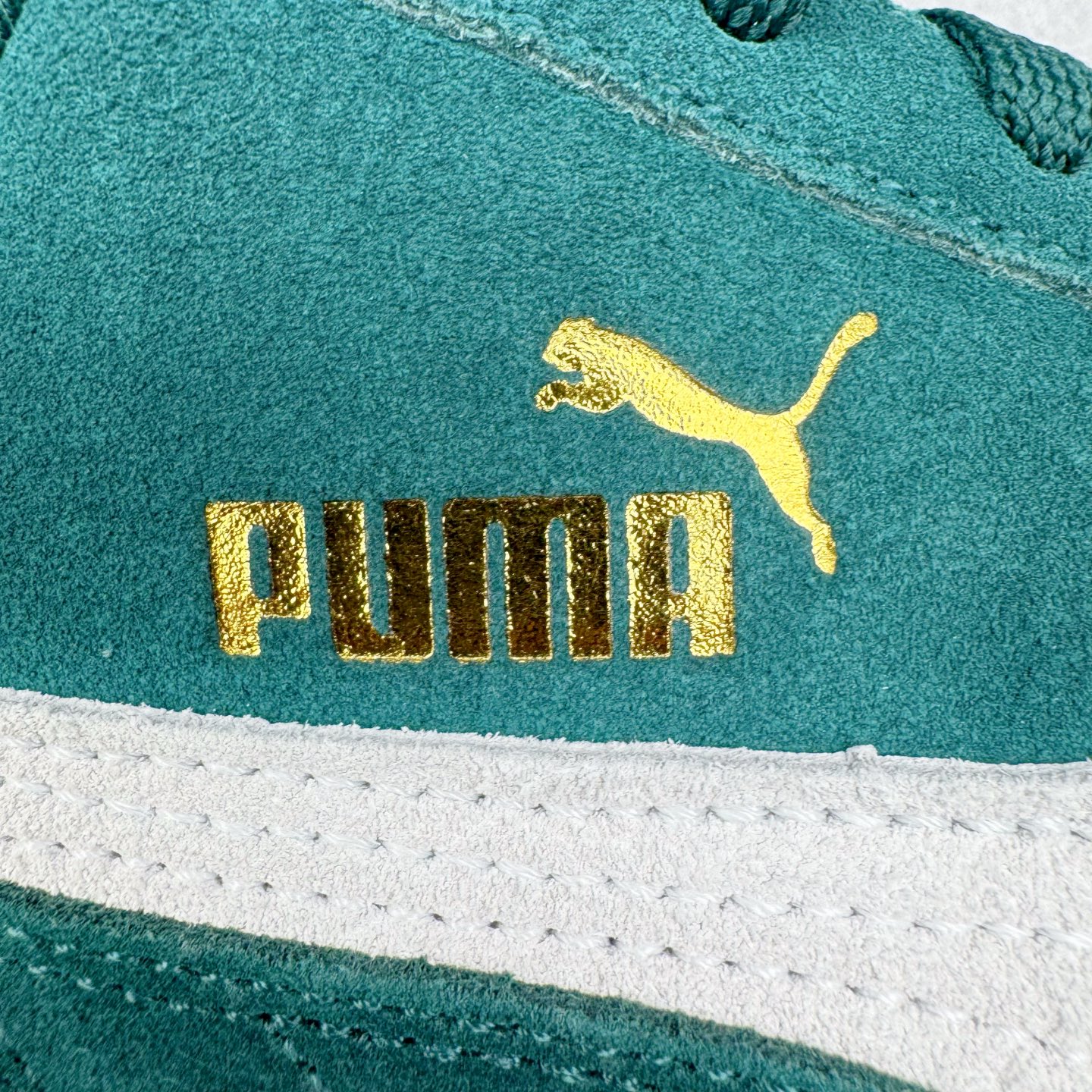 图片[12]-＃HP纯原 Open YY x PUMA Speedca OG 彪马极速赛车系列低帮德训风拼接复古百搭休闲运动赛车鞋 OPEN YY x Puma Speedcat，成为韩国 2024 年至今最热鞋款，引发本地玩家排队疯抢，而缔造者之一 OPEN YY 早已席卷韩国时尚圈，并正试图用 Puma 联名等方式，将「首尔辣妹美学」带向全球。本次与「首尔辣妹衣柜」 OPEN YY 联名，发售之外还在乐天世界购物中心举办 POP UP，时尚博主纷纷到场打卡，让 Puma 的「IT Shoes」进一步拓展韩国市场，本次共发售 3 款配色，粉金、沙银更受女玩家喜爱，用以搭配裙装、运动裤，黑银则低调前卫，且男码几乎无溢价；而让不少玩家「提前种草」的，则是 OPEN YY 示范的「彩色丝袜 blokette 混搭」，配合干燥迷幻的亚文化氛围，成为不少女生的「新搭配指南」， POP UP 现场和近两天的社媒上脚图中，不少玩家继续用本次联名 Speedcat 玩转 blokette，并强调 Speedcat 与其他平底运动鞋相比，更加前卫、性感；Speedcat 外，OPEN YY 还将 Puma 的 Tracksuit、复古运动外套等单品，融入自身的「首尔辣妹美学」， 千禧银、赛车印花设计，颇为符合当下首尔街头日常着装的审美，也同样在发售时受到追捧。尺码：35.5 36 37 37.5 38 38.5 39 40 40.5 41 42 42.5 43 44 45-选品中心