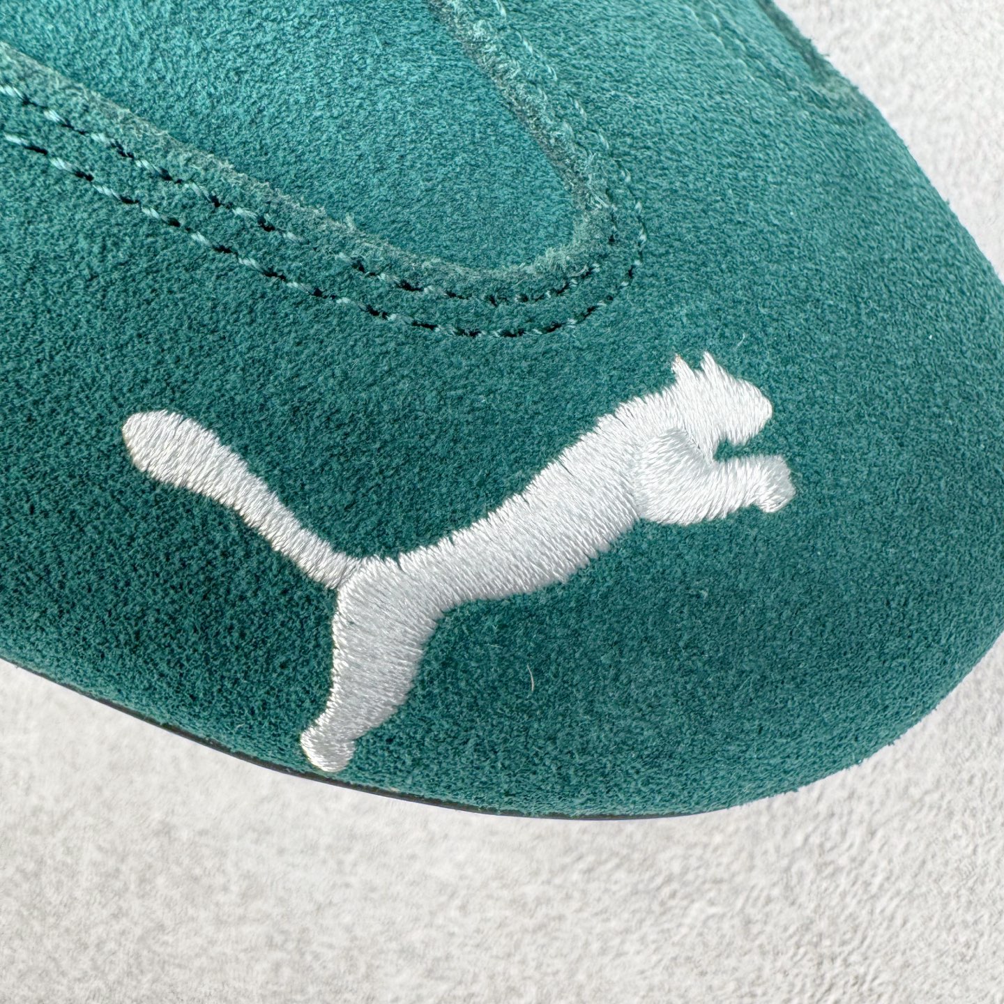 图片[13]-＃HP纯原 Open YY x PUMA Speedca OG 彪马极速赛车系列低帮德训风拼接复古百搭休闲运动赛车鞋 OPEN YY x Puma Speedcat，成为韩国 2024 年至今最热鞋款，引发本地玩家排队疯抢，而缔造者之一 OPEN YY 早已席卷韩国时尚圈，并正试图用 Puma 联名等方式，将「首尔辣妹美学」带向全球。本次与「首尔辣妹衣柜」 OPEN YY 联名，发售之外还在乐天世界购物中心举办 POP UP，时尚博主纷纷到场打卡，让 Puma 的「IT Shoes」进一步拓展韩国市场，本次共发售 3 款配色，粉金、沙银更受女玩家喜爱，用以搭配裙装、运动裤，黑银则低调前卫，且男码几乎无溢价；而让不少玩家「提前种草」的，则是 OPEN YY 示范的「彩色丝袜 blokette 混搭」，配合干燥迷幻的亚文化氛围，成为不少女生的「新搭配指南」， POP UP 现场和近两天的社媒上脚图中，不少玩家继续用本次联名 Speedcat 玩转 blokette，并强调 Speedcat 与其他平底运动鞋相比，更加前卫、性感；Speedcat 外，OPEN YY 还将 Puma 的 Tracksuit、复古运动外套等单品，融入自身的「首尔辣妹美学」， 千禧银、赛车印花设计，颇为符合当下首尔街头日常着装的审美，也同样在发售时受到追捧。尺码：35.5 36 37 37.5 38 38.5 39 40 40.5 41 42 42.5 43 44 45-选品中心