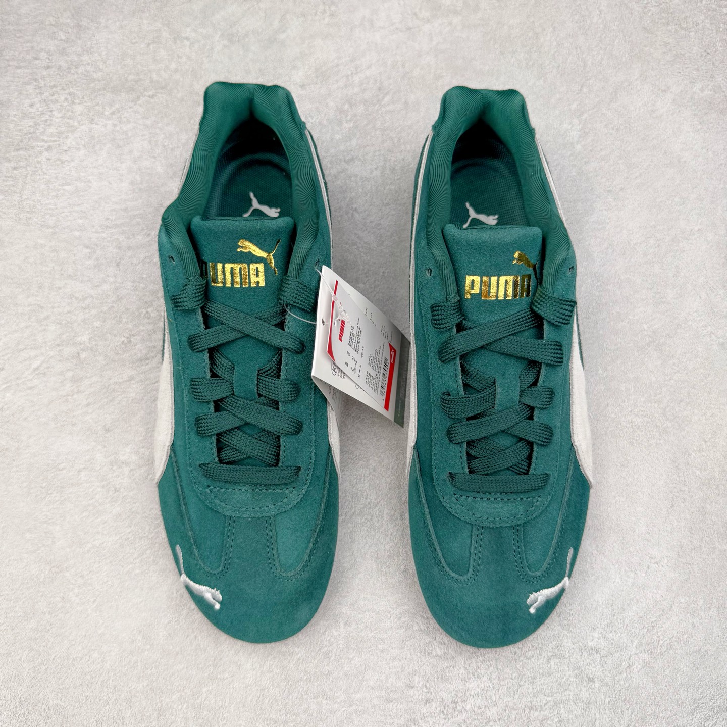 图片[2]-＃HP纯原 Open YY x PUMA Speedca OG 彪马极速赛车系列低帮德训风拼接复古百搭休闲运动赛车鞋 OPEN YY x Puma Speedcat，成为韩国 2024 年至今最热鞋款，引发本地玩家排队疯抢，而缔造者之一 OPEN YY 早已席卷韩国时尚圈，并正试图用 Puma 联名等方式，将「首尔辣妹美学」带向全球。本次与「首尔辣妹衣柜」 OPEN YY 联名，发售之外还在乐天世界购物中心举办 POP UP，时尚博主纷纷到场打卡，让 Puma 的「IT Shoes」进一步拓展韩国市场，本次共发售 3 款配色，粉金、沙银更受女玩家喜爱，用以搭配裙装、运动裤，黑银则低调前卫，且男码几乎无溢价；而让不少玩家「提前种草」的，则是 OPEN YY 示范的「彩色丝袜 blokette 混搭」，配合干燥迷幻的亚文化氛围，成为不少女生的「新搭配指南」， POP UP 现场和近两天的社媒上脚图中，不少玩家继续用本次联名 Speedcat 玩转 blokette，并强调 Speedcat 与其他平底运动鞋相比，更加前卫、性感；Speedcat 外，OPEN YY 还将 Puma 的 Tracksuit、复古运动外套等单品，融入自身的「首尔辣妹美学」， 千禧银、赛车印花设计，颇为符合当下首尔街头日常着装的审美，也同样在发售时受到追捧。尺码：35.5 36 37 37.5 38 38.5 39 40 40.5 41 42 42.5 43 44 45-选品中心