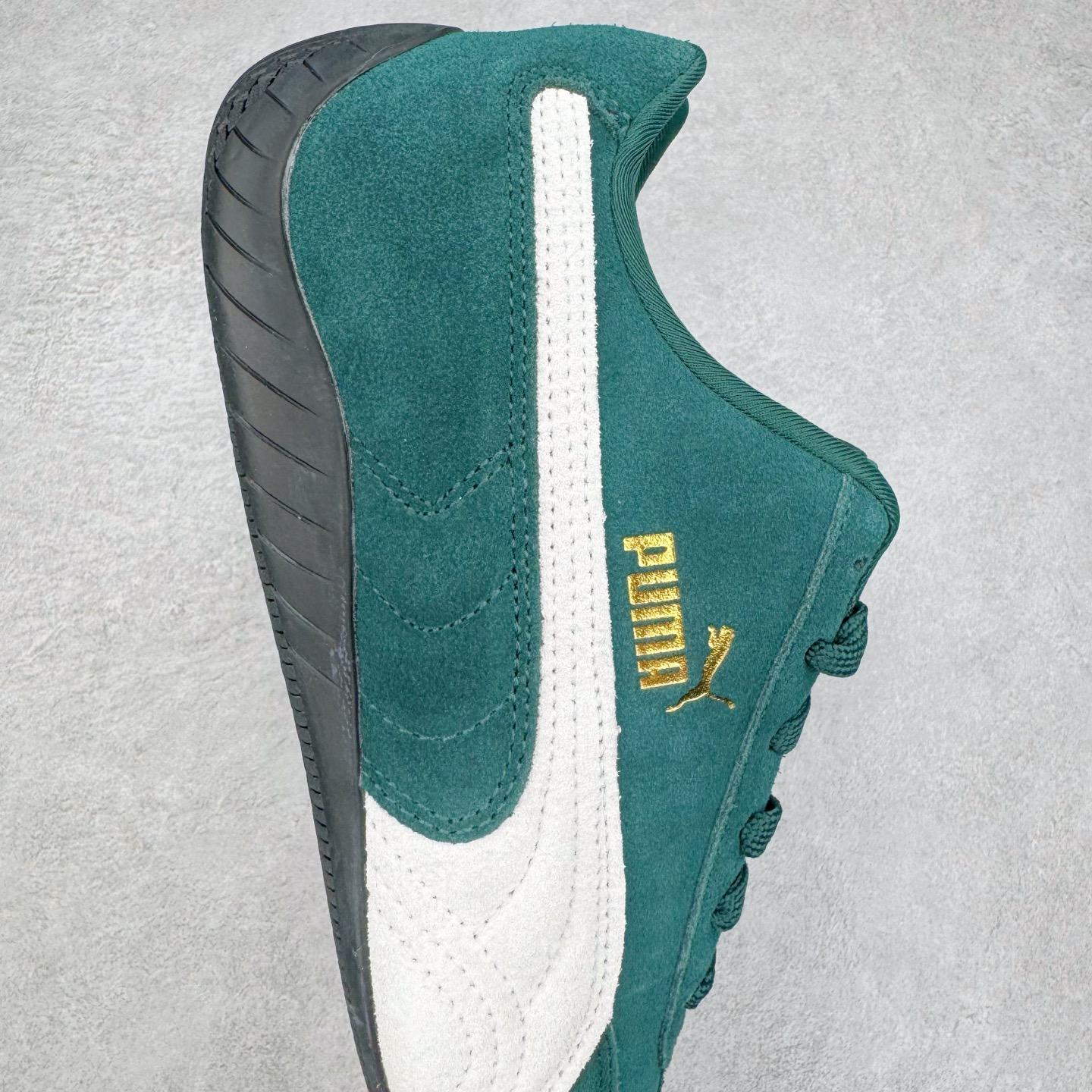 图片[6]-＃HP纯原 Open YY x PUMA Speedca OG 彪马极速赛车系列低帮德训风拼接复古百搭休闲运动赛车鞋 OPEN YY x Puma Speedcat，成为韩国 2024 年至今最热鞋款，引发本地玩家排队疯抢，而缔造者之一 OPEN YY 早已席卷韩国时尚圈，并正试图用 Puma 联名等方式，将「首尔辣妹美学」带向全球。本次与「首尔辣妹衣柜」 OPEN YY 联名，发售之外还在乐天世界购物中心举办 POP UP，时尚博主纷纷到场打卡，让 Puma 的「IT Shoes」进一步拓展韩国市场，本次共发售 3 款配色，粉金、沙银更受女玩家喜爱，用以搭配裙装、运动裤，黑银则低调前卫，且男码几乎无溢价；而让不少玩家「提前种草」的，则是 OPEN YY 示范的「彩色丝袜 blokette 混搭」，配合干燥迷幻的亚文化氛围，成为不少女生的「新搭配指南」， POP UP 现场和近两天的社媒上脚图中，不少玩家继续用本次联名 Speedcat 玩转 blokette，并强调 Speedcat 与其他平底运动鞋相比，更加前卫、性感；Speedcat 外，OPEN YY 还将 Puma 的 Tracksuit、复古运动外套等单品，融入自身的「首尔辣妹美学」， 千禧银、赛车印花设计，颇为符合当下首尔街头日常着装的审美，也同样在发售时受到追捧。尺码：35.5 36 37 37.5 38 38.5 39 40 40.5 41 42 42.5 43 44 45-选品中心