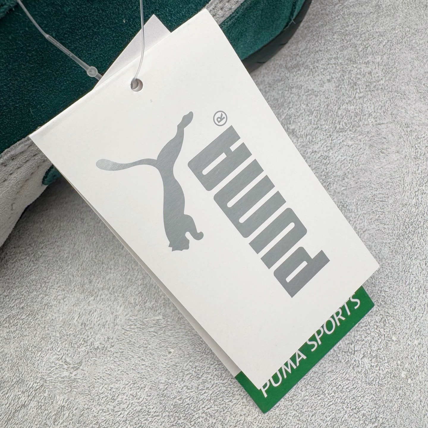 图片[18]-＃HP纯原 Open YY x PUMA Speedca OG 彪马极速赛车系列低帮德训风拼接复古百搭休闲运动赛车鞋 OPEN YY x Puma Speedcat，成为韩国 2024 年至今最热鞋款，引发本地玩家排队疯抢，而缔造者之一 OPEN YY 早已席卷韩国时尚圈，并正试图用 Puma 联名等方式，将「首尔辣妹美学」带向全球。本次与「首尔辣妹衣柜」 OPEN YY 联名，发售之外还在乐天世界购物中心举办 POP UP，时尚博主纷纷到场打卡，让 Puma 的「IT Shoes」进一步拓展韩国市场，本次共发售 3 款配色，粉金、沙银更受女玩家喜爱，用以搭配裙装、运动裤，黑银则低调前卫，且男码几乎无溢价；而让不少玩家「提前种草」的，则是 OPEN YY 示范的「彩色丝袜 blokette 混搭」，配合干燥迷幻的亚文化氛围，成为不少女生的「新搭配指南」， POP UP 现场和近两天的社媒上脚图中，不少玩家继续用本次联名 Speedcat 玩转 blokette，并强调 Speedcat 与其他平底运动鞋相比，更加前卫、性感；Speedcat 外，OPEN YY 还将 Puma 的 Tracksuit、复古运动外套等单品，融入自身的「首尔辣妹美学」， 千禧银、赛车印花设计，颇为符合当下首尔街头日常着装的审美，也同样在发售时受到追捧。尺码：35.5 36 37 37.5 38 38.5 39 40 40.5 41 42 42.5 43 44 45-选品中心