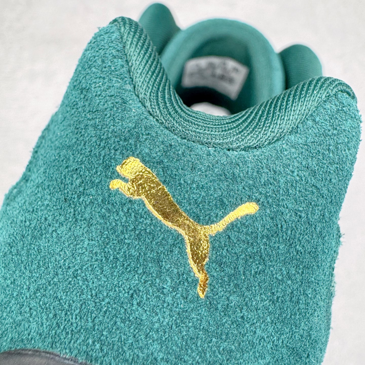 图片[15]-＃HP纯原 Open YY x PUMA Speedca OG 彪马极速赛车系列低帮德训风拼接复古百搭休闲运动赛车鞋 OPEN YY x Puma Speedcat，成为韩国 2024 年至今最热鞋款，引发本地玩家排队疯抢，而缔造者之一 OPEN YY 早已席卷韩国时尚圈，并正试图用 Puma 联名等方式，将「首尔辣妹美学」带向全球。本次与「首尔辣妹衣柜」 OPEN YY 联名，发售之外还在乐天世界购物中心举办 POP UP，时尚博主纷纷到场打卡，让 Puma 的「IT Shoes」进一步拓展韩国市场，本次共发售 3 款配色，粉金、沙银更受女玩家喜爱，用以搭配裙装、运动裤，黑银则低调前卫，且男码几乎无溢价；而让不少玩家「提前种草」的，则是 OPEN YY 示范的「彩色丝袜 blokette 混搭」，配合干燥迷幻的亚文化氛围，成为不少女生的「新搭配指南」， POP UP 现场和近两天的社媒上脚图中，不少玩家继续用本次联名 Speedcat 玩转 blokette，并强调 Speedcat 与其他平底运动鞋相比，更加前卫、性感；Speedcat 外，OPEN YY 还将 Puma 的 Tracksuit、复古运动外套等单品，融入自身的「首尔辣妹美学」， 千禧银、赛车印花设计，颇为符合当下首尔街头日常着装的审美，也同样在发售时受到追捧。尺码：35.5 36 37 37.5 38 38.5 39 40 40.5 41 42 42.5 43 44 45-选品中心