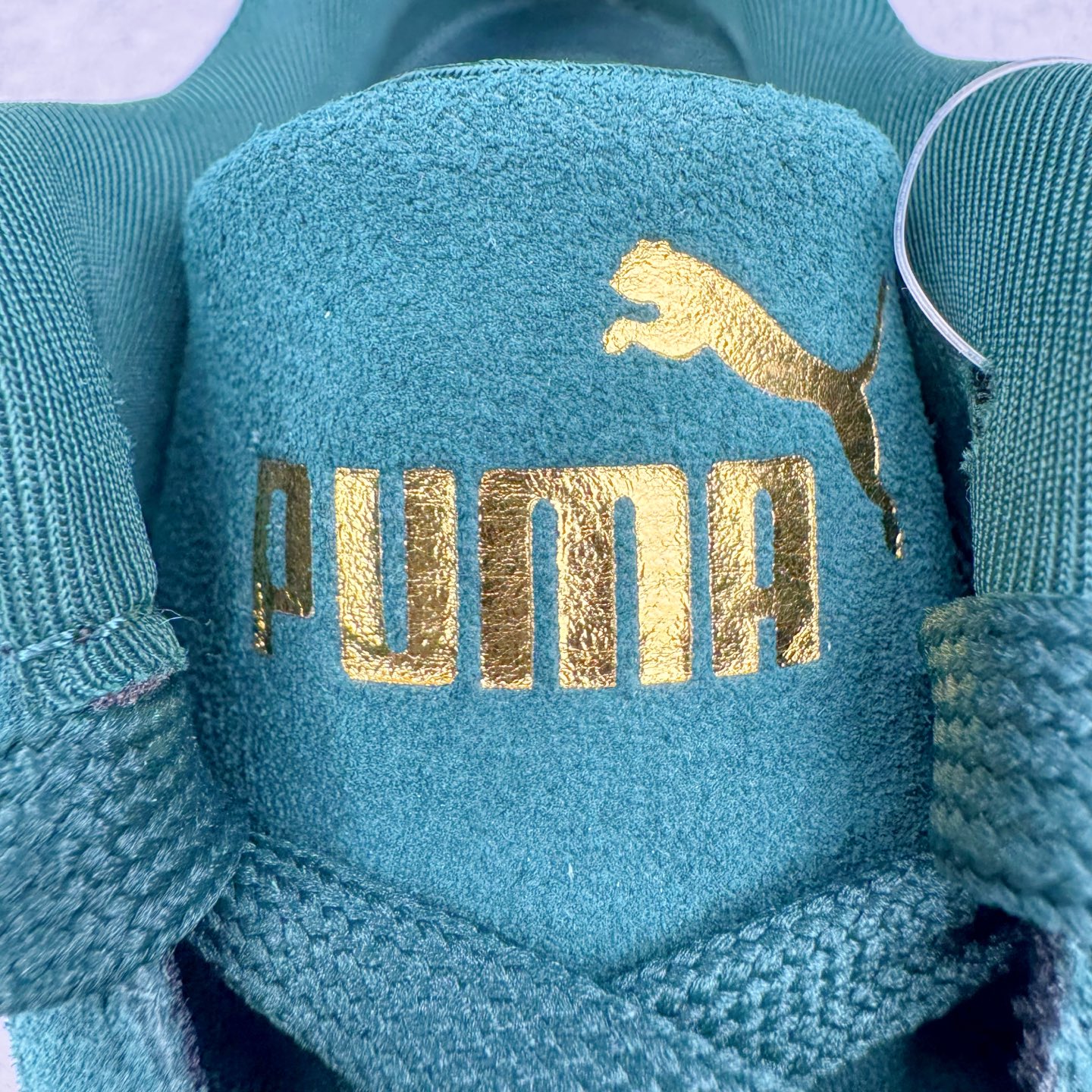 图片[17]-＃HP纯原 Open YY x PUMA Speedca OG 彪马极速赛车系列低帮德训风拼接复古百搭休闲运动赛车鞋 OPEN YY x Puma Speedcat，成为韩国 2024 年至今最热鞋款，引发本地玩家排队疯抢，而缔造者之一 OPEN YY 早已席卷韩国时尚圈，并正试图用 Puma 联名等方式，将「首尔辣妹美学」带向全球。本次与「首尔辣妹衣柜」 OPEN YY 联名，发售之外还在乐天世界购物中心举办 POP UP，时尚博主纷纷到场打卡，让 Puma 的「IT Shoes」进一步拓展韩国市场，本次共发售 3 款配色，粉金、沙银更受女玩家喜爱，用以搭配裙装、运动裤，黑银则低调前卫，且男码几乎无溢价；而让不少玩家「提前种草」的，则是 OPEN YY 示范的「彩色丝袜 blokette 混搭」，配合干燥迷幻的亚文化氛围，成为不少女生的「新搭配指南」， POP UP 现场和近两天的社媒上脚图中，不少玩家继续用本次联名 Speedcat 玩转 blokette，并强调 Speedcat 与其他平底运动鞋相比，更加前卫、性感；Speedcat 外，OPEN YY 还将 Puma 的 Tracksuit、复古运动外套等单品，融入自身的「首尔辣妹美学」， 千禧银、赛车印花设计，颇为符合当下首尔街头日常着装的审美，也同样在发售时受到追捧。尺码：35.5 36 37 37.5 38 38.5 39 40 40.5 41 42 42.5 43 44 45-选品中心