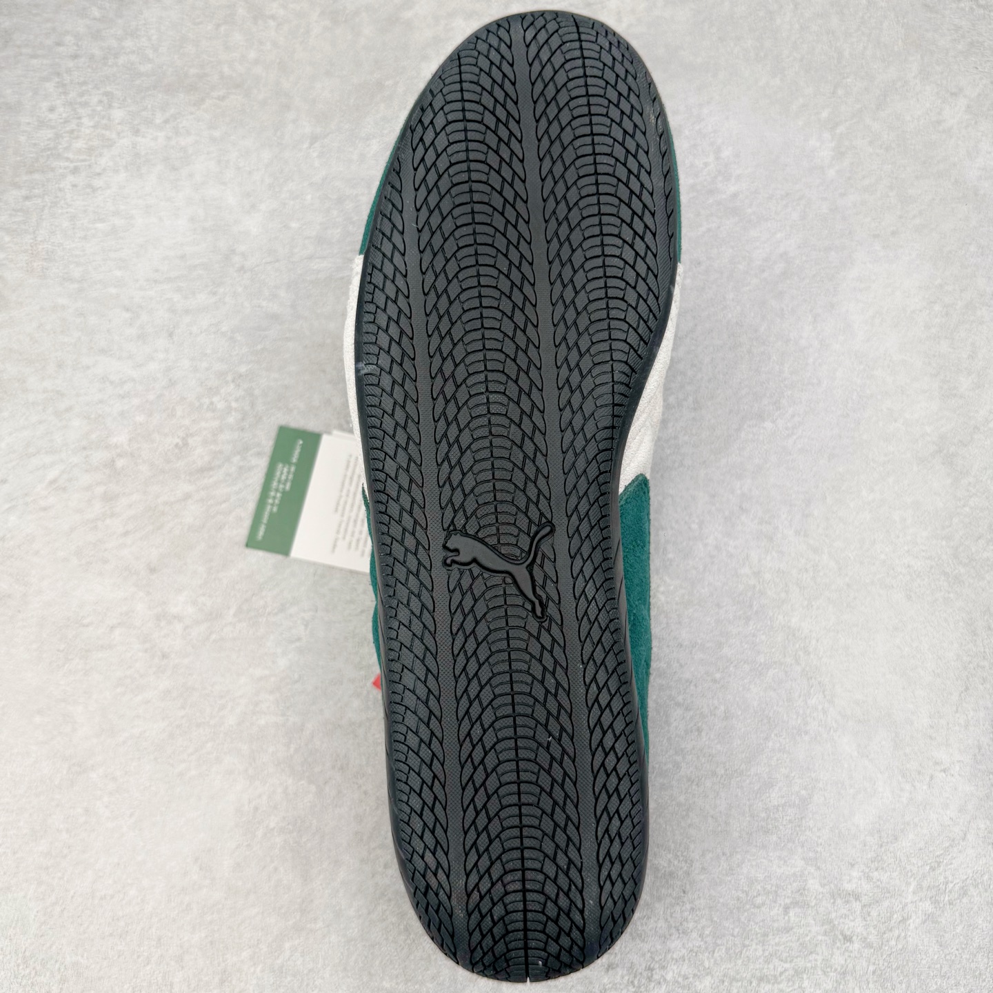 图片[9]-＃HP纯原 Open YY x PUMA Speedca OG 彪马极速赛车系列低帮德训风拼接复古百搭休闲运动赛车鞋 OPEN YY x Puma Speedcat，成为韩国 2024 年至今最热鞋款，引发本地玩家排队疯抢，而缔造者之一 OPEN YY 早已席卷韩国时尚圈，并正试图用 Puma 联名等方式，将「首尔辣妹美学」带向全球。本次与「首尔辣妹衣柜」 OPEN YY 联名，发售之外还在乐天世界购物中心举办 POP UP，时尚博主纷纷到场打卡，让 Puma 的「IT Shoes」进一步拓展韩国市场，本次共发售 3 款配色，粉金、沙银更受女玩家喜爱，用以搭配裙装、运动裤，黑银则低调前卫，且男码几乎无溢价；而让不少玩家「提前种草」的，则是 OPEN YY 示范的「彩色丝袜 blokette 混搭」，配合干燥迷幻的亚文化氛围，成为不少女生的「新搭配指南」， POP UP 现场和近两天的社媒上脚图中，不少玩家继续用本次联名 Speedcat 玩转 blokette，并强调 Speedcat 与其他平底运动鞋相比，更加前卫、性感；Speedcat 外，OPEN YY 还将 Puma 的 Tracksuit、复古运动外套等单品，融入自身的「首尔辣妹美学」， 千禧银、赛车印花设计，颇为符合当下首尔街头日常着装的审美，也同样在发售时受到追捧。尺码：35.5 36 37 37.5 38 38.5 39 40 40.5 41 42 42.5 43 44 45-选品中心