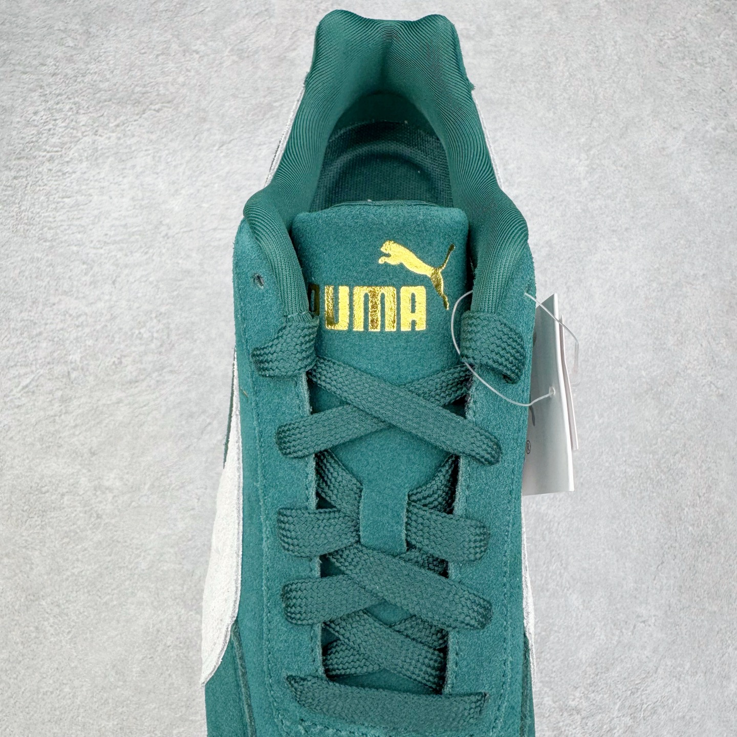 图片[5]-＃HP纯原 Open YY x PUMA Speedca OG 彪马极速赛车系列低帮德训风拼接复古百搭休闲运动赛车鞋 OPEN YY x Puma Speedcat，成为韩国 2024 年至今最热鞋款，引发本地玩家排队疯抢，而缔造者之一 OPEN YY 早已席卷韩国时尚圈，并正试图用 Puma 联名等方式，将「首尔辣妹美学」带向全球。本次与「首尔辣妹衣柜」 OPEN YY 联名，发售之外还在乐天世界购物中心举办 POP UP，时尚博主纷纷到场打卡，让 Puma 的「IT Shoes」进一步拓展韩国市场，本次共发售 3 款配色，粉金、沙银更受女玩家喜爱，用以搭配裙装、运动裤，黑银则低调前卫，且男码几乎无溢价；而让不少玩家「提前种草」的，则是 OPEN YY 示范的「彩色丝袜 blokette 混搭」，配合干燥迷幻的亚文化氛围，成为不少女生的「新搭配指南」， POP UP 现场和近两天的社媒上脚图中，不少玩家继续用本次联名 Speedcat 玩转 blokette，并强调 Speedcat 与其他平底运动鞋相比，更加前卫、性感；Speedcat 外，OPEN YY 还将 Puma 的 Tracksuit、复古运动外套等单品，融入自身的「首尔辣妹美学」， 千禧银、赛车印花设计，颇为符合当下首尔街头日常着装的审美，也同样在发售时受到追捧。尺码：35.5 36 37 37.5 38 38.5 39 40 40.5 41 42 42.5 43 44 45-选品中心