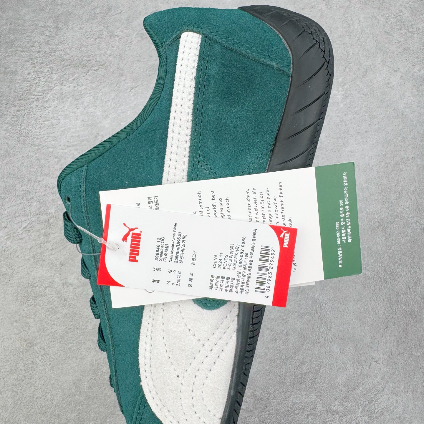 图片[7]-＃HP纯原 Open YY x PUMA Speedca OG 彪马极速赛车系列低帮德训风拼接复古百搭休闲运动赛车鞋 OPEN YY x Puma Speedcat，成为韩国 2024 年至今最热鞋款，引发本地玩家排队疯抢，而缔造者之一 OPEN YY 早已席卷韩国时尚圈，并正试图用 Puma 联名等方式，将「首尔辣妹美学」带向全球。本次与「首尔辣妹衣柜」 OPEN YY 联名，发售之外还在乐天世界购物中心举办 POP UP，时尚博主纷纷到场打卡，让 Puma 的「IT Shoes」进一步拓展韩国市场，本次共发售 3 款配色，粉金、沙银更受女玩家喜爱，用以搭配裙装、运动裤，黑银则低调前卫，且男码几乎无溢价；而让不少玩家「提前种草」的，则是 OPEN YY 示范的「彩色丝袜 blokette 混搭」，配合干燥迷幻的亚文化氛围，成为不少女生的「新搭配指南」， POP UP 现场和近两天的社媒上脚图中，不少玩家继续用本次联名 Speedcat 玩转 blokette，并强调 Speedcat 与其他平底运动鞋相比，更加前卫、性感；Speedcat 外，OPEN YY 还将 Puma 的 Tracksuit、复古运动外套等单品，融入自身的「首尔辣妹美学」， 千禧银、赛车印花设计，颇为符合当下首尔街头日常着装的审美，也同样在发售时受到追捧。尺码：35.5 36 37 37.5 38 38.5 39 40 40.5 41 42 42.5 43 44 45-选品中心