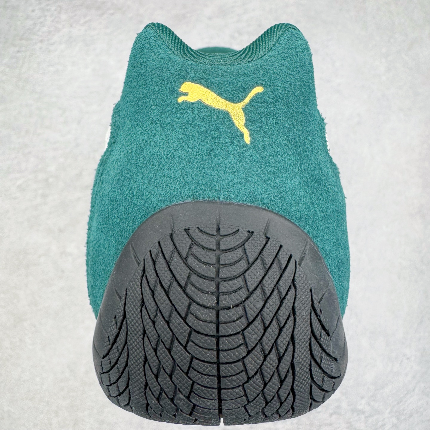 图片[8]-＃HP纯原 Open YY x PUMA Speedca OG 彪马极速赛车系列低帮德训风拼接复古百搭休闲运动赛车鞋 OPEN YY x Puma Speedcat，成为韩国 2024 年至今最热鞋款，引发本地玩家排队疯抢，而缔造者之一 OPEN YY 早已席卷韩国时尚圈，并正试图用 Puma 联名等方式，将「首尔辣妹美学」带向全球。本次与「首尔辣妹衣柜」 OPEN YY 联名，发售之外还在乐天世界购物中心举办 POP UP，时尚博主纷纷到场打卡，让 Puma 的「IT Shoes」进一步拓展韩国市场，本次共发售 3 款配色，粉金、沙银更受女玩家喜爱，用以搭配裙装、运动裤，黑银则低调前卫，且男码几乎无溢价；而让不少玩家「提前种草」的，则是 OPEN YY 示范的「彩色丝袜 blokette 混搭」，配合干燥迷幻的亚文化氛围，成为不少女生的「新搭配指南」， POP UP 现场和近两天的社媒上脚图中，不少玩家继续用本次联名 Speedcat 玩转 blokette，并强调 Speedcat 与其他平底运动鞋相比，更加前卫、性感；Speedcat 外，OPEN YY 还将 Puma 的 Tracksuit、复古运动外套等单品，融入自身的「首尔辣妹美学」， 千禧银、赛车印花设计，颇为符合当下首尔街头日常着装的审美，也同样在发售时受到追捧。尺码：35.5 36 37 37.5 38 38.5 39 40 40.5 41 42 42.5 43 44 45-选品中心