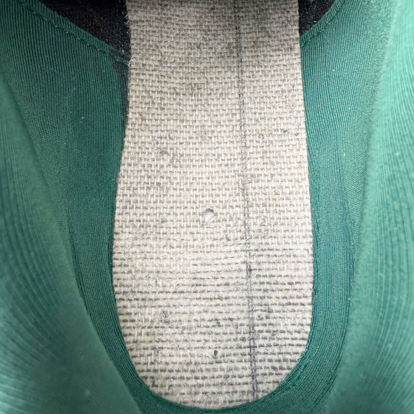 图片[21]-＃HP纯原 Open YY x PUMA Speedca OG 彪马极速赛车系列低帮德训风拼接复古百搭休闲运动赛车鞋 OPEN YY x Puma Speedcat，成为韩国 2024 年至今最热鞋款，引发本地玩家排队疯抢，而缔造者之一 OPEN YY 早已席卷韩国时尚圈，并正试图用 Puma 联名等方式，将「首尔辣妹美学」带向全球。本次与「首尔辣妹衣柜」 OPEN YY 联名，发售之外还在乐天世界购物中心举办 POP UP，时尚博主纷纷到场打卡，让 Puma 的「IT Shoes」进一步拓展韩国市场，本次共发售 3 款配色，粉金、沙银更受女玩家喜爱，用以搭配裙装、运动裤，黑银则低调前卫，且男码几乎无溢价；而让不少玩家「提前种草」的，则是 OPEN YY 示范的「彩色丝袜 blokette 混搭」，配合干燥迷幻的亚文化氛围，成为不少女生的「新搭配指南」， POP UP 现场和近两天的社媒上脚图中，不少玩家继续用本次联名 Speedcat 玩转 blokette，并强调 Speedcat 与其他平底运动鞋相比，更加前卫、性感；Speedcat 外，OPEN YY 还将 Puma 的 Tracksuit、复古运动外套等单品，融入自身的「首尔辣妹美学」， 千禧银、赛车印花设计，颇为符合当下首尔街头日常着装的审美，也同样在发售时受到追捧。尺码：35.5 36 37 37.5 38 38.5 39 40 40.5 41 42 42.5 43 44 45-选品中心