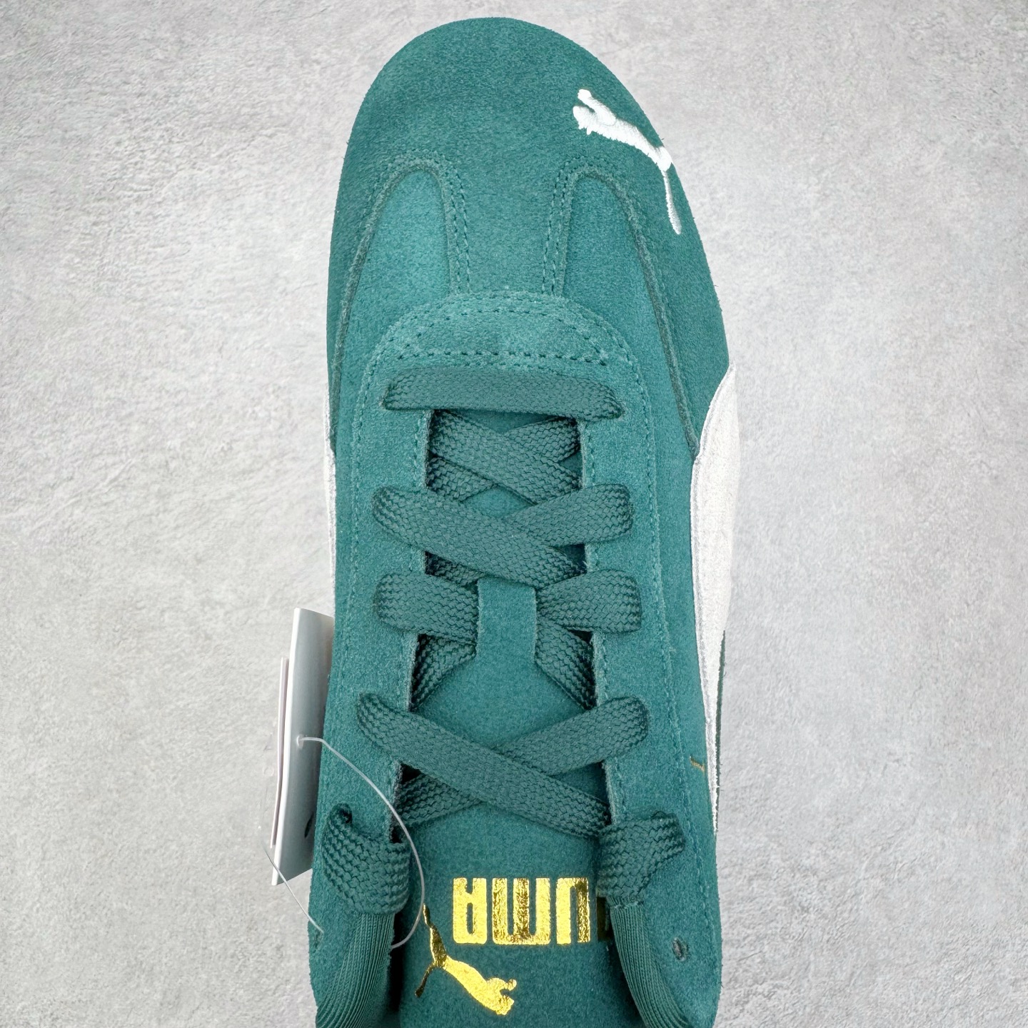 图片[4]-＃HP纯原 Open YY x PUMA Speedca OG 彪马极速赛车系列低帮德训风拼接复古百搭休闲运动赛车鞋 OPEN YY x Puma Speedcat，成为韩国 2024 年至今最热鞋款，引发本地玩家排队疯抢，而缔造者之一 OPEN YY 早已席卷韩国时尚圈，并正试图用 Puma 联名等方式，将「首尔辣妹美学」带向全球。本次与「首尔辣妹衣柜」 OPEN YY 联名，发售之外还在乐天世界购物中心举办 POP UP，时尚博主纷纷到场打卡，让 Puma 的「IT Shoes」进一步拓展韩国市场，本次共发售 3 款配色，粉金、沙银更受女玩家喜爱，用以搭配裙装、运动裤，黑银则低调前卫，且男码几乎无溢价；而让不少玩家「提前种草」的，则是 OPEN YY 示范的「彩色丝袜 blokette 混搭」，配合干燥迷幻的亚文化氛围，成为不少女生的「新搭配指南」， POP UP 现场和近两天的社媒上脚图中，不少玩家继续用本次联名 Speedcat 玩转 blokette，并强调 Speedcat 与其他平底运动鞋相比，更加前卫、性感；Speedcat 外，OPEN YY 还将 Puma 的 Tracksuit、复古运动外套等单品，融入自身的「首尔辣妹美学」， 千禧银、赛车印花设计，颇为符合当下首尔街头日常着装的审美，也同样在发售时受到追捧。尺码：35.5 36 37 37.5 38 38.5 39 40 40.5 41 42 42.5 43 44 45-选品中心