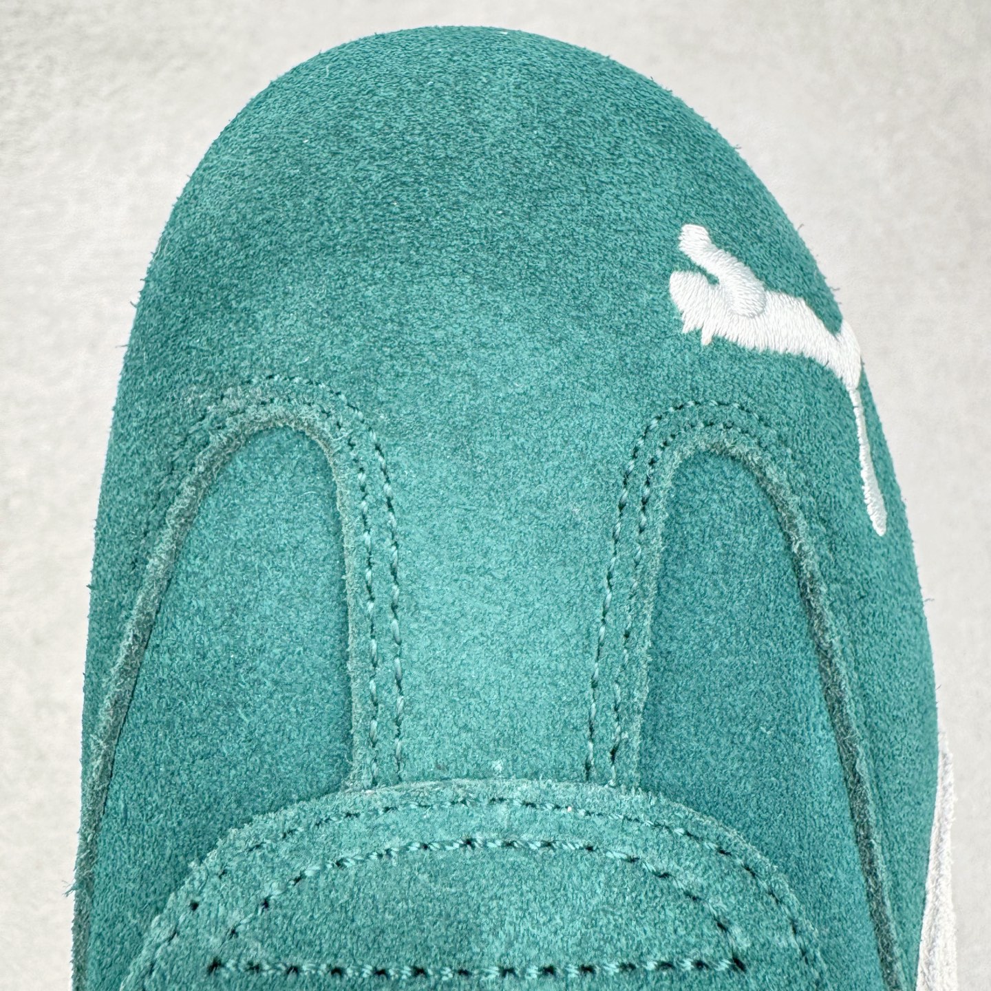 图片[16]-＃HP纯原 Open YY x PUMA Speedca OG 彪马极速赛车系列低帮德训风拼接复古百搭休闲运动赛车鞋 OPEN YY x Puma Speedcat，成为韩国 2024 年至今最热鞋款，引发本地玩家排队疯抢，而缔造者之一 OPEN YY 早已席卷韩国时尚圈，并正试图用 Puma 联名等方式，将「首尔辣妹美学」带向全球。本次与「首尔辣妹衣柜」 OPEN YY 联名，发售之外还在乐天世界购物中心举办 POP UP，时尚博主纷纷到场打卡，让 Puma 的「IT Shoes」进一步拓展韩国市场，本次共发售 3 款配色，粉金、沙银更受女玩家喜爱，用以搭配裙装、运动裤，黑银则低调前卫，且男码几乎无溢价；而让不少玩家「提前种草」的，则是 OPEN YY 示范的「彩色丝袜 blokette 混搭」，配合干燥迷幻的亚文化氛围，成为不少女生的「新搭配指南」， POP UP 现场和近两天的社媒上脚图中，不少玩家继续用本次联名 Speedcat 玩转 blokette，并强调 Speedcat 与其他平底运动鞋相比，更加前卫、性感；Speedcat 外，OPEN YY 还将 Puma 的 Tracksuit、复古运动外套等单品，融入自身的「首尔辣妹美学」， 千禧银、赛车印花设计，颇为符合当下首尔街头日常着装的审美，也同样在发售时受到追捧。尺码：35.5 36 37 37.5 38 38.5 39 40 40.5 41 42 42.5 43 44 45-选品中心