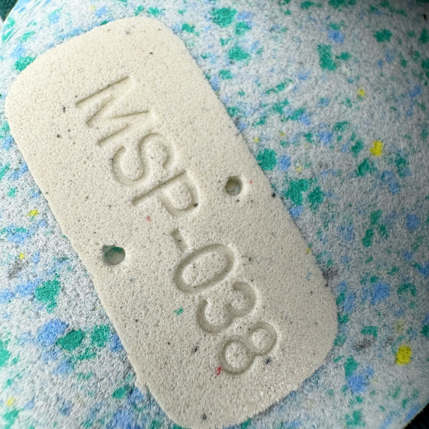 图片[22]-＃HP纯原 Open YY x PUMA Speedca OG 彪马极速赛车系列低帮德训风拼接复古百搭休闲运动赛车鞋 OPEN YY x Puma Speedcat，成为韩国 2024 年至今最热鞋款，引发本地玩家排队疯抢，而缔造者之一 OPEN YY 早已席卷韩国时尚圈，并正试图用 Puma 联名等方式，将「首尔辣妹美学」带向全球。本次与「首尔辣妹衣柜」 OPEN YY 联名，发售之外还在乐天世界购物中心举办 POP UP，时尚博主纷纷到场打卡，让 Puma 的「IT Shoes」进一步拓展韩国市场，本次共发售 3 款配色，粉金、沙银更受女玩家喜爱，用以搭配裙装、运动裤，黑银则低调前卫，且男码几乎无溢价；而让不少玩家「提前种草」的，则是 OPEN YY 示范的「彩色丝袜 blokette 混搭」，配合干燥迷幻的亚文化氛围，成为不少女生的「新搭配指南」， POP UP 现场和近两天的社媒上脚图中，不少玩家继续用本次联名 Speedcat 玩转 blokette，并强调 Speedcat 与其他平底运动鞋相比，更加前卫、性感；Speedcat 外，OPEN YY 还将 Puma 的 Tracksuit、复古运动外套等单品，融入自身的「首尔辣妹美学」， 千禧银、赛车印花设计，颇为符合当下首尔街头日常着装的审美，也同样在发售时受到追捧。尺码：35.5 36 37 37.5 38 38.5 39 40 40.5 41 42 42.5 43 44 45-选品中心