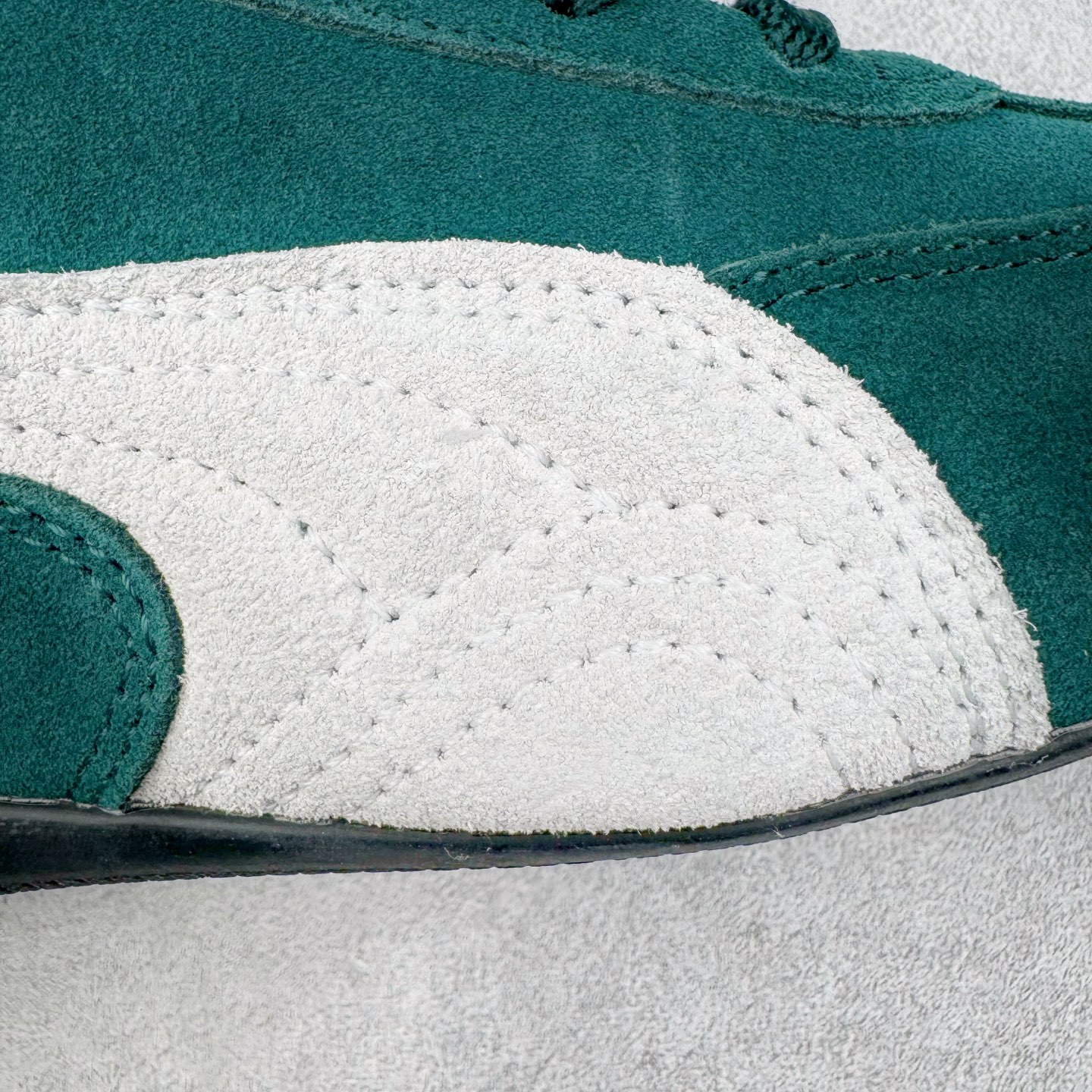 图片[11]-＃HP纯原 Open YY x PUMA Speedca OG 彪马极速赛车系列低帮德训风拼接复古百搭休闲运动赛车鞋 OPEN YY x Puma Speedcat，成为韩国 2024 年至今最热鞋款，引发本地玩家排队疯抢，而缔造者之一 OPEN YY 早已席卷韩国时尚圈，并正试图用 Puma 联名等方式，将「首尔辣妹美学」带向全球。本次与「首尔辣妹衣柜」 OPEN YY 联名，发售之外还在乐天世界购物中心举办 POP UP，时尚博主纷纷到场打卡，让 Puma 的「IT Shoes」进一步拓展韩国市场，本次共发售 3 款配色，粉金、沙银更受女玩家喜爱，用以搭配裙装、运动裤，黑银则低调前卫，且男码几乎无溢价；而让不少玩家「提前种草」的，则是 OPEN YY 示范的「彩色丝袜 blokette 混搭」，配合干燥迷幻的亚文化氛围，成为不少女生的「新搭配指南」， POP UP 现场和近两天的社媒上脚图中，不少玩家继续用本次联名 Speedcat 玩转 blokette，并强调 Speedcat 与其他平底运动鞋相比，更加前卫、性感；Speedcat 外，OPEN YY 还将 Puma 的 Tracksuit、复古运动外套等单品，融入自身的「首尔辣妹美学」， 千禧银、赛车印花设计，颇为符合当下首尔街头日常着装的审美，也同样在发售时受到追捧。尺码：35.5 36 37 37.5 38 38.5 39 40 40.5 41 42 42.5 43 44 45-选品中心