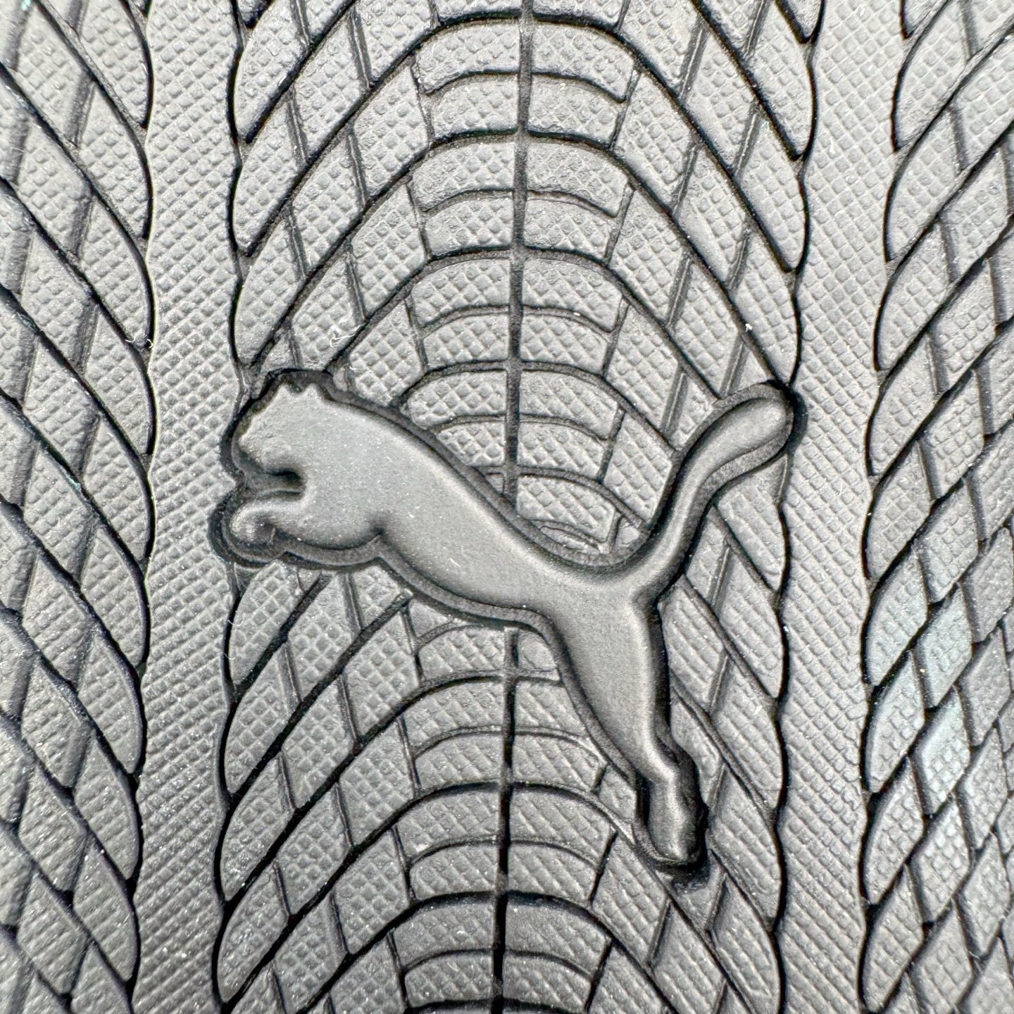 图片[10]-＃HP纯原 Open YY x PUMA Speedca OG 彪马极速赛车系列低帮德训风拼接复古百搭休闲运动赛车鞋 OPEN YY x Puma Speedcat，成为韩国 2024 年至今最热鞋款，引发本地玩家排队疯抢，而缔造者之一 OPEN YY 早已席卷韩国时尚圈，并正试图用 Puma 联名等方式，将「首尔辣妹美学」带向全球。本次与「首尔辣妹衣柜」 OPEN YY 联名，发售之外还在乐天世界购物中心举办 POP UP，时尚博主纷纷到场打卡，让 Puma 的「IT Shoes」进一步拓展韩国市场，本次共发售 3 款配色，粉金、沙银更受女玩家喜爱，用以搭配裙装、运动裤，黑银则低调前卫，且男码几乎无溢价；而让不少玩家「提前种草」的，则是 OPEN YY 示范的「彩色丝袜 blokette 混搭」，配合干燥迷幻的亚文化氛围，成为不少女生的「新搭配指南」， POP UP 现场和近两天的社媒上脚图中，不少玩家继续用本次联名 Speedcat 玩转 blokette，并强调 Speedcat 与其他平底运动鞋相比，更加前卫、性感；Speedcat 外，OPEN YY 还将 Puma 的 Tracksuit、复古运动外套等单品，融入自身的「首尔辣妹美学」， 千禧银、赛车印花设计，颇为符合当下首尔街头日常着装的审美，也同样在发售时受到追捧。尺码：35.5 36 37 37.5 38 38.5 39 40 40.5 41 42 42.5 43 44 45-选品中心