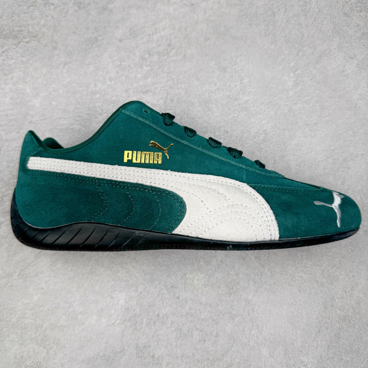 ＃HP纯原 Open YY x PUMA Speedca OG 彪马极速赛车系列低帮德训风拼接复古百搭休闲运动赛车鞋 OPEN YY x Puma Speedcat，成为韩国 2024 年至今最热鞋款，引发本地玩家排队疯抢，而缔造者之一 OPEN YY 早已席卷韩国时尚圈，并正试图用 Puma 联名等方式，将「首尔辣妹美学」带向全球。本次与「首尔辣妹衣柜」 OPEN YY 联名，发售之外还在乐天世界购物中心举办 POP UP，时尚博主纷纷到场打卡，让 Puma 的「IT Shoes」进一步拓展韩国市场，本次共发售 3 款配色，粉金、沙银更受女玩家喜爱，用以搭配裙装、运动裤，黑银则低调前卫，且男码几乎无溢价；而让不少玩家「提前种草」的，则是 OPEN YY 示范的「彩色丝袜 blokette 混搭」，配合干燥迷幻的亚文化氛围，成为不少女生的「新搭配指南」， POP UP 现场和近两天的社媒上脚图中，不少玩家继续用本次联名 Speedcat 玩转 blokette，并强调 Speedcat 与其他平底运动鞋相比，更加前卫、性感；Speedcat 外，OPEN YY 还将 Puma 的 Tracksuit、复古运动外套等单品，融入自身的「首尔辣妹美学」， 千禧银、赛车印花设计，颇为符合当下首尔街头日常着装的审美，也同样在发售时受到追捧。尺码：35.5 36 37 37.5 38 38.5 39 40 40.5 41 42 42.5 43 44 45-选品中心
