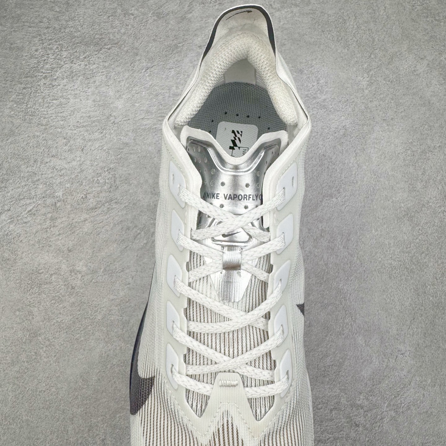 图片[5]-＃纯原 Jakob A. Ingebrigtsen x NK Zoom VaporFly Next 4% 舒适百搭透气回弹低帮短跑马拉松跑步鞋 HF6414-100 采用精致醒目设计，精准诠释雅各布·因格布里格森的风格，聚焦他的核心信念：家庭与夺冠。该鞋款在前代鞋款的基础上减轻重量，但不影响性能表现。碳纤维 Flyplate 结合出众回弹的ZoomX泡绵中底，缔造比赛日佳选，令你快意难挡，疾速冲刺。这款公路竞速跑步鞋具备匠心品质，无论是日常畅跑还是马拉松，皆可轻松驾驭，是雅各布的信赖之选。尺码：36 36.5 37.5 38 38.5 39 40 40.5 41 42 42.5 43 44 44.5 45-选品中心