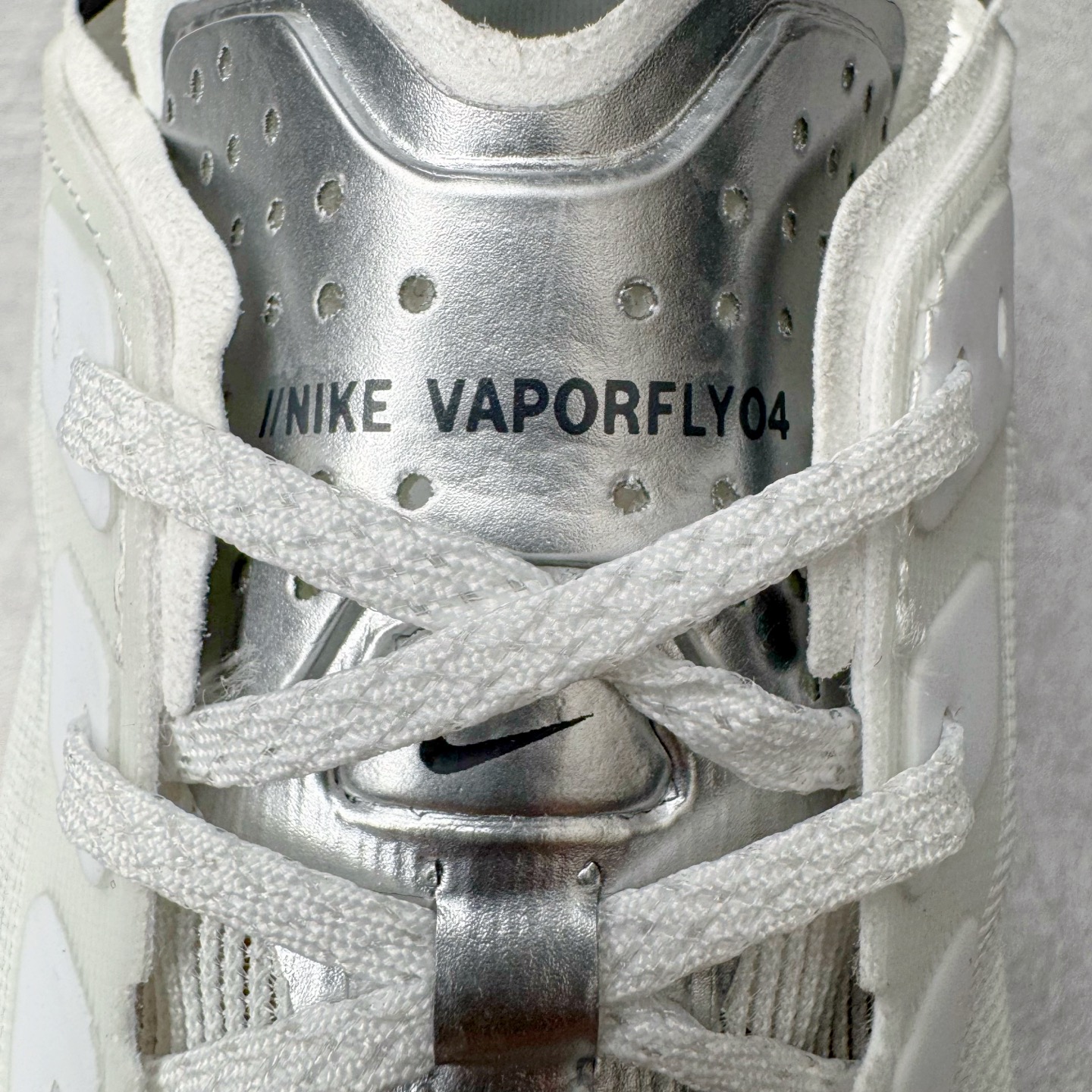 图片[14]-＃纯原 Jakob A. Ingebrigtsen x NK Zoom VaporFly Next 4% 舒适百搭透气回弹低帮短跑马拉松跑步鞋 HF6414-100 采用精致醒目设计，精准诠释雅各布·因格布里格森的风格，聚焦他的核心信念：家庭与夺冠。该鞋款在前代鞋款的基础上减轻重量，但不影响性能表现。碳纤维 Flyplate 结合出众回弹的ZoomX泡绵中底，缔造比赛日佳选，令你快意难挡，疾速冲刺。这款公路竞速跑步鞋具备匠心品质，无论是日常畅跑还是马拉松，皆可轻松驾驭，是雅各布的信赖之选。尺码：36 36.5 37.5 38 38.5 39 40 40.5 41 42 42.5 43 44 44.5 45-选品中心