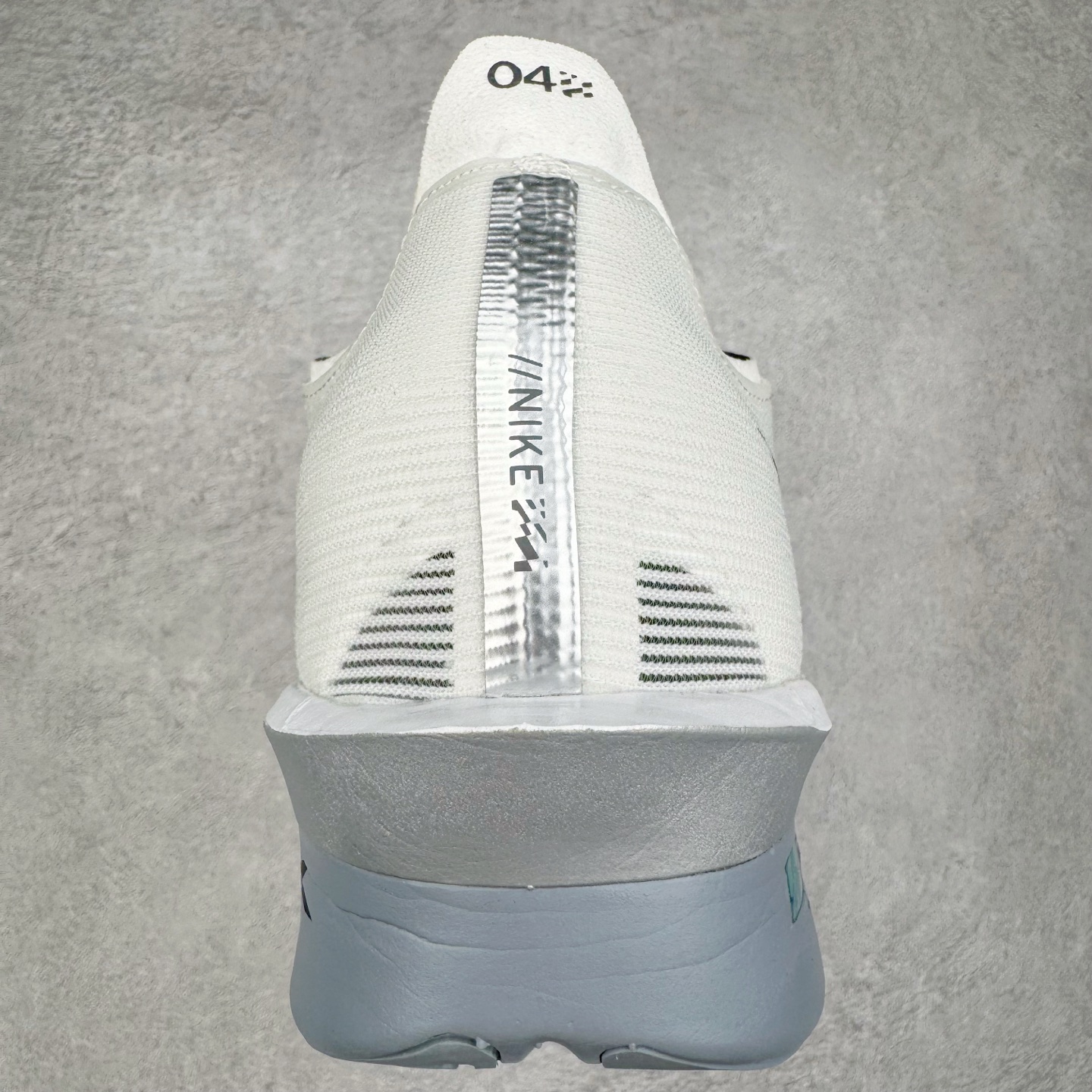 图片[8]-＃纯原 Jakob A. Ingebrigtsen x NK Zoom VaporFly Next 4% 舒适百搭透气回弹低帮短跑马拉松跑步鞋 HF6414-100 采用精致醒目设计，精准诠释雅各布·因格布里格森的风格，聚焦他的核心信念：家庭与夺冠。该鞋款在前代鞋款的基础上减轻重量，但不影响性能表现。碳纤维 Flyplate 结合出众回弹的ZoomX泡绵中底，缔造比赛日佳选，令你快意难挡，疾速冲刺。这款公路竞速跑步鞋具备匠心品质，无论是日常畅跑还是马拉松，皆可轻松驾驭，是雅各布的信赖之选。尺码：36 36.5 37.5 38 38.5 39 40 40.5 41 42 42.5 43 44 44.5 45-选品中心