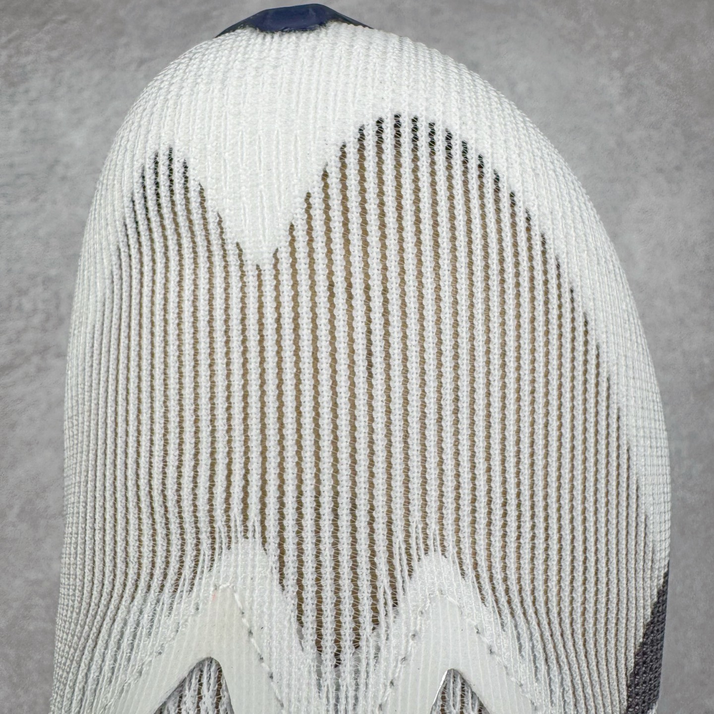 图片[15]-＃纯原 Jakob A. Ingebrigtsen x NK Zoom VaporFly Next 4% 舒适百搭透气回弹低帮短跑马拉松跑步鞋 HF6414-100 采用精致醒目设计，精准诠释雅各布·因格布里格森的风格，聚焦他的核心信念：家庭与夺冠。该鞋款在前代鞋款的基础上减轻重量，但不影响性能表现。碳纤维 Flyplate 结合出众回弹的ZoomX泡绵中底，缔造比赛日佳选，令你快意难挡，疾速冲刺。这款公路竞速跑步鞋具备匠心品质，无论是日常畅跑还是马拉松，皆可轻松驾驭，是雅各布的信赖之选。尺码：36 36.5 37.5 38 38.5 39 40 40.5 41 42 42.5 43 44 44.5 45-选品中心