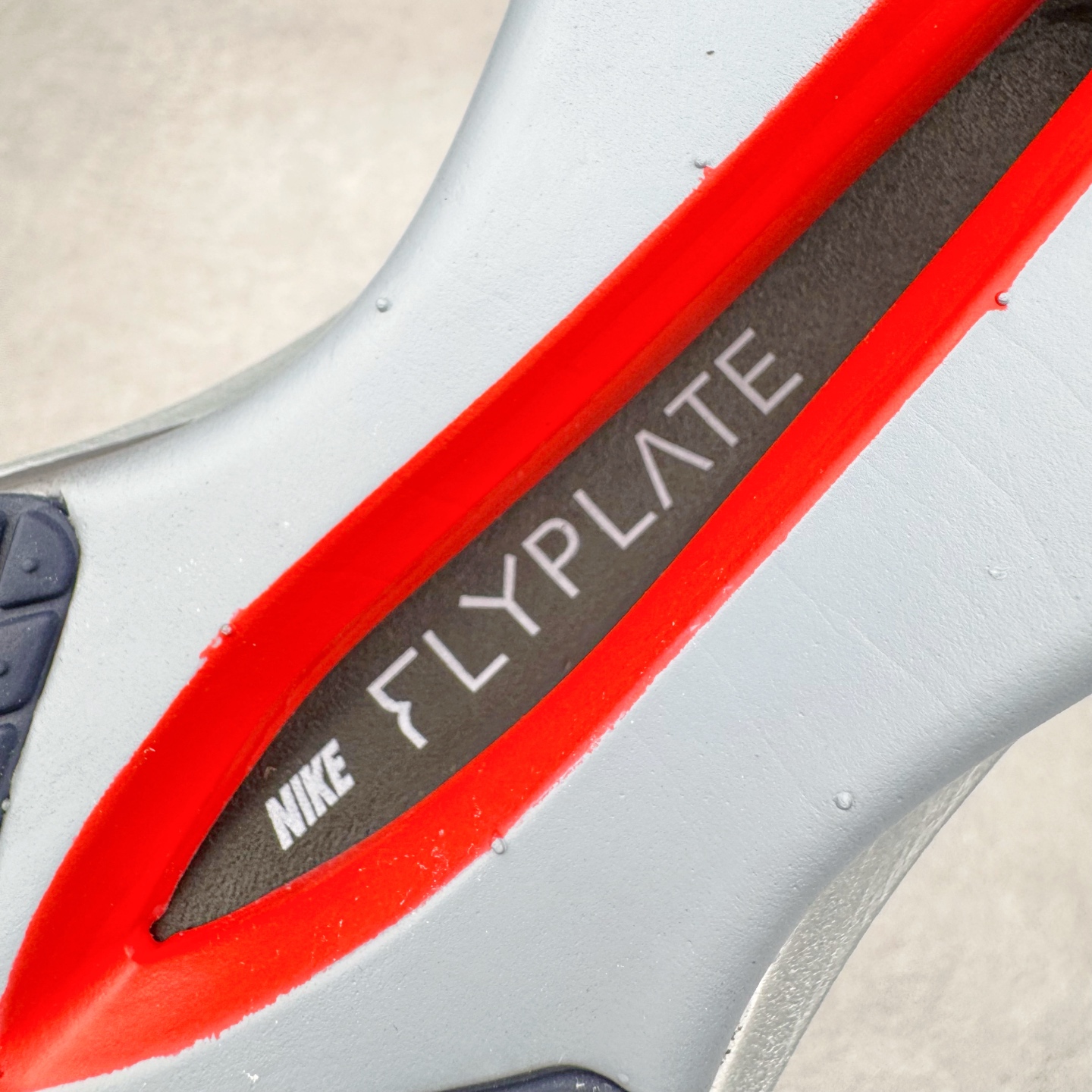 图片[19]-＃纯原 Jakob A. Ingebrigtsen x NK Zoom VaporFly Next 4% 舒适百搭透气回弹低帮短跑马拉松跑步鞋 HF6414-100 采用精致醒目设计，精准诠释雅各布·因格布里格森的风格，聚焦他的核心信念：家庭与夺冠。该鞋款在前代鞋款的基础上减轻重量，但不影响性能表现。碳纤维 Flyplate 结合出众回弹的ZoomX泡绵中底，缔造比赛日佳选，令你快意难挡，疾速冲刺。这款公路竞速跑步鞋具备匠心品质，无论是日常畅跑还是马拉松，皆可轻松驾驭，是雅各布的信赖之选。尺码：36 36.5 37.5 38 38.5 39 40 40.5 41 42 42.5 43 44 44.5 45-选品中心