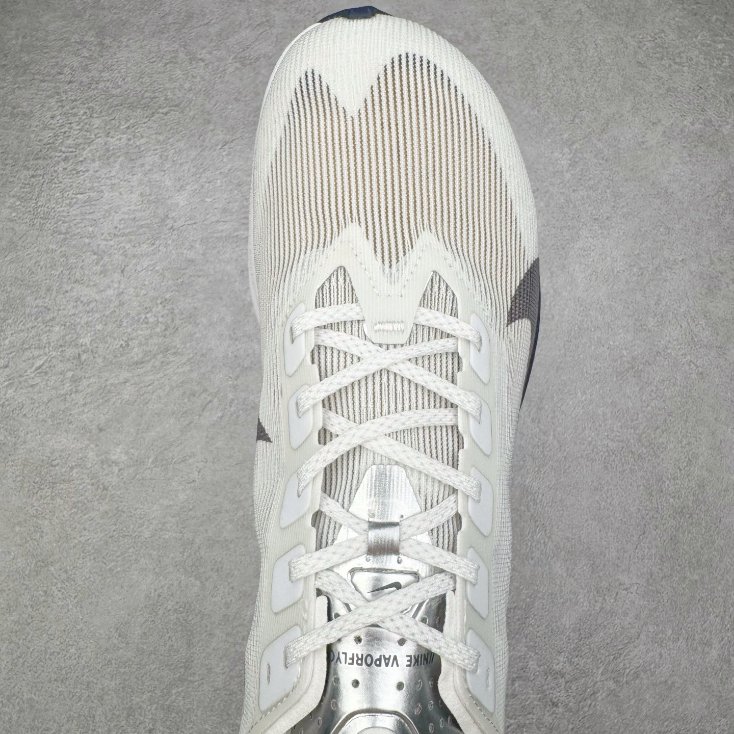 图片[4]-＃纯原 Jakob A. Ingebrigtsen x NK Zoom VaporFly Next 4% 舒适百搭透气回弹低帮短跑马拉松跑步鞋 HF6414-100 采用精致醒目设计，精准诠释雅各布·因格布里格森的风格，聚焦他的核心信念：家庭与夺冠。该鞋款在前代鞋款的基础上减轻重量，但不影响性能表现。碳纤维 Flyplate 结合出众回弹的ZoomX泡绵中底，缔造比赛日佳选，令你快意难挡，疾速冲刺。这款公路竞速跑步鞋具备匠心品质，无论是日常畅跑还是马拉松，皆可轻松驾驭，是雅各布的信赖之选。尺码：36 36.5 37.5 38 38.5 39 40 40.5 41 42 42.5 43 44 44.5 45-选品中心