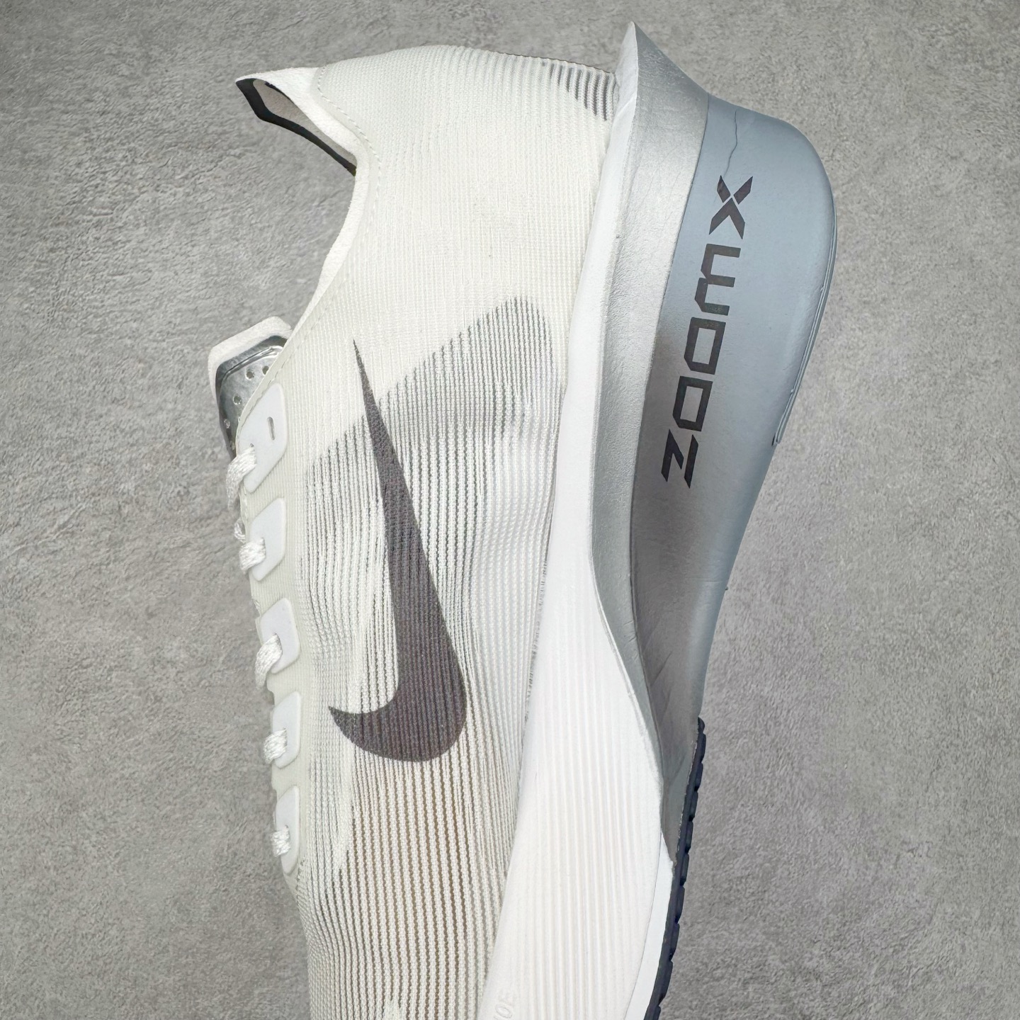 图片[7]-＃纯原 Jakob A. Ingebrigtsen x NK Zoom VaporFly Next 4% 舒适百搭透气回弹低帮短跑马拉松跑步鞋 HF6414-100 采用精致醒目设计，精准诠释雅各布·因格布里格森的风格，聚焦他的核心信念：家庭与夺冠。该鞋款在前代鞋款的基础上减轻重量，但不影响性能表现。碳纤维 Flyplate 结合出众回弹的ZoomX泡绵中底，缔造比赛日佳选，令你快意难挡，疾速冲刺。这款公路竞速跑步鞋具备匠心品质，无论是日常畅跑还是马拉松，皆可轻松驾驭，是雅各布的信赖之选。尺码：36 36.5 37.5 38 38.5 39 40 40.5 41 42 42.5 43 44 44.5 45-选品中心