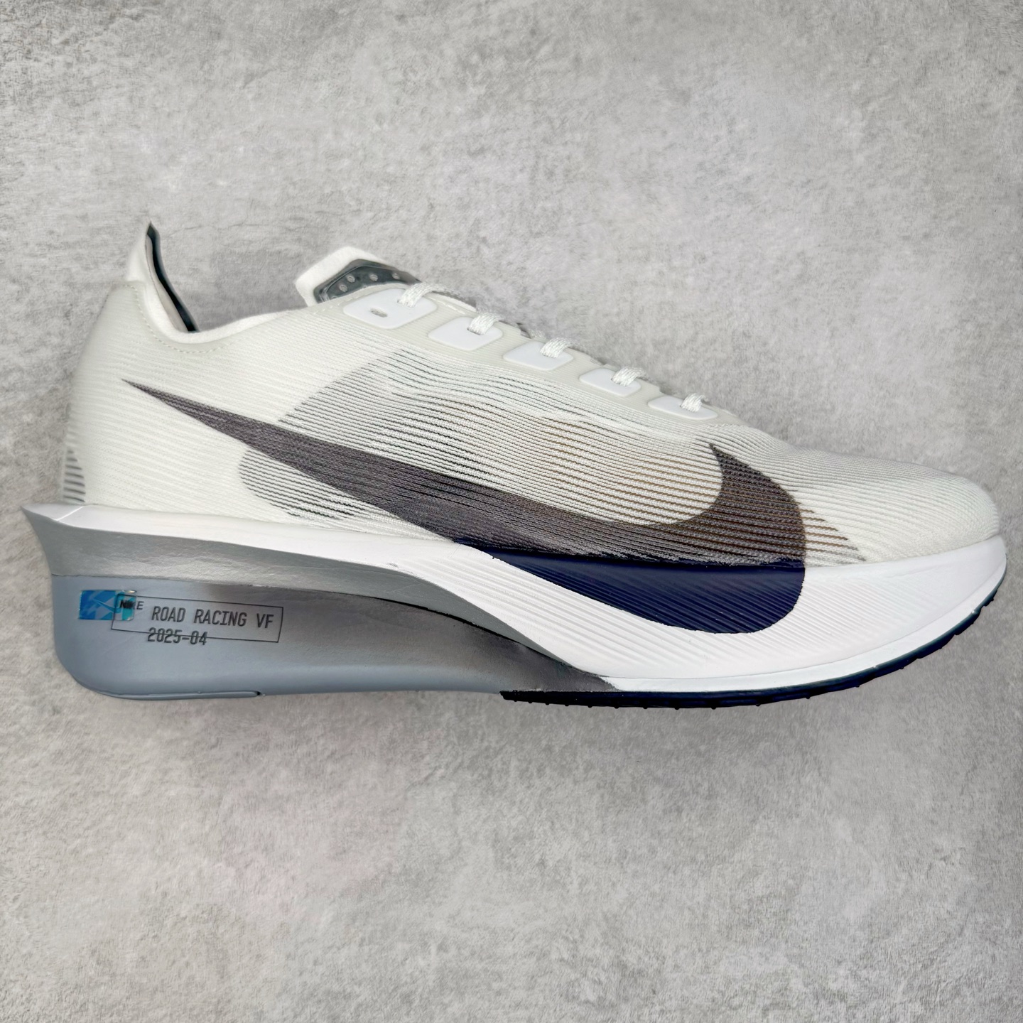 ＃纯原 Jakob A. Ingebrigtsen x NK Zoom VaporFly Next 4% 舒适百搭透气回弹低帮短跑马拉松跑步鞋 HF6414-100 采用精致醒目设计，精准诠释雅各布·因格布里格森的风格，聚焦他的核心信念：家庭与夺冠。该鞋款在前代鞋款的基础上减轻重量，但不影响性能表现。碳纤维 Flyplate 结合出众回弹的ZoomX泡绵中底，缔造比赛日佳选，令你快意难挡，疾速冲刺。这款公路竞速跑步鞋具备匠心品质，无论是日常畅跑还是马拉松，皆可轻松驾驭，是雅各布的信赖之选。尺码：36 36.5 37.5 38 38.5 39 40 40.5 41 42 42.5 43 44 44.5 45-选品中心