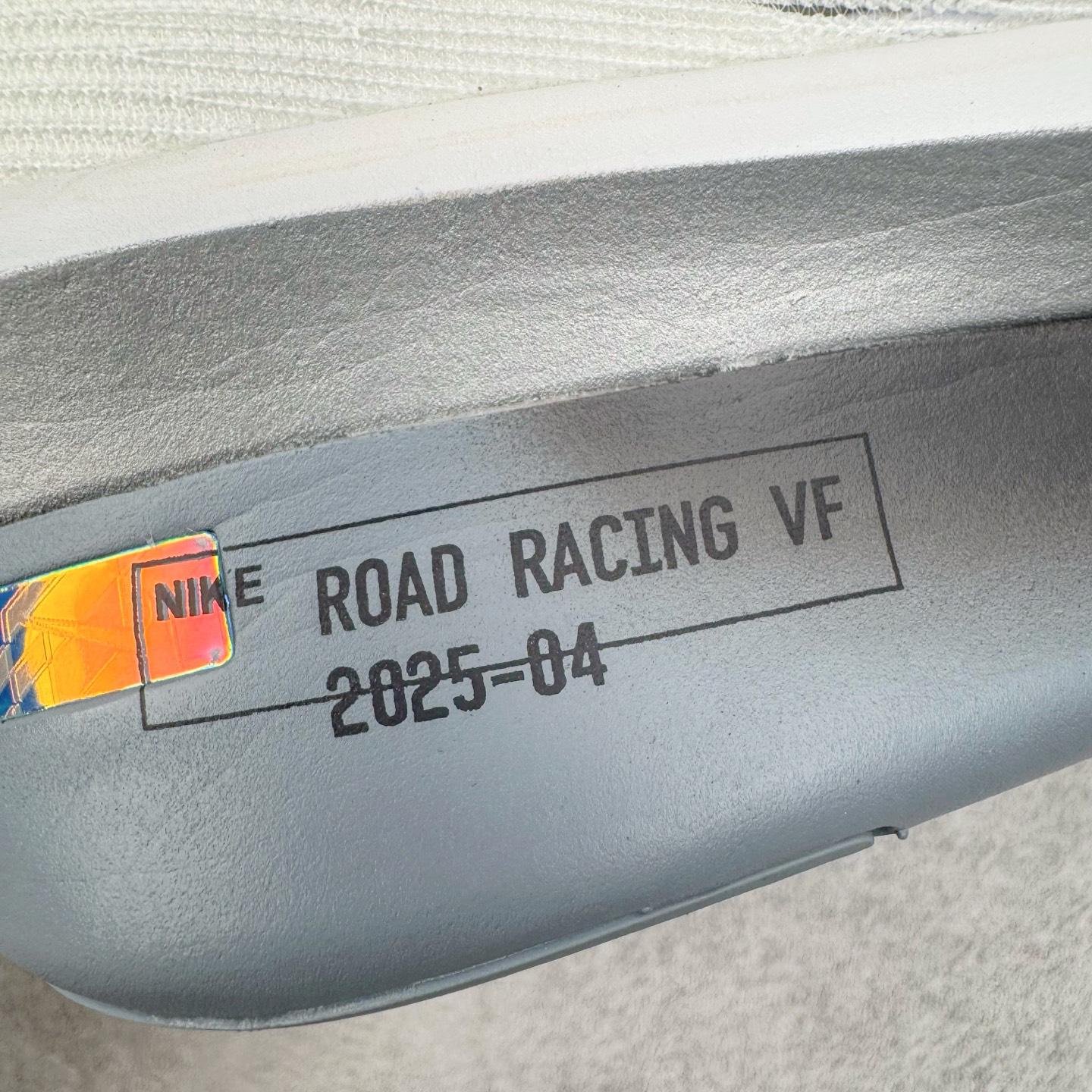 图片[17]-＃纯原 Jakob A. Ingebrigtsen x NK Zoom VaporFly Next 4% 舒适百搭透气回弹低帮短跑马拉松跑步鞋 HF6414-100 采用精致醒目设计，精准诠释雅各布·因格布里格森的风格，聚焦他的核心信念：家庭与夺冠。该鞋款在前代鞋款的基础上减轻重量，但不影响性能表现。碳纤维 Flyplate 结合出众回弹的ZoomX泡绵中底，缔造比赛日佳选，令你快意难挡，疾速冲刺。这款公路竞速跑步鞋具备匠心品质，无论是日常畅跑还是马拉松，皆可轻松驾驭，是雅各布的信赖之选。尺码：36 36.5 37.5 38 38.5 39 40 40.5 41 42 42.5 43 44 44.5 45-选品中心