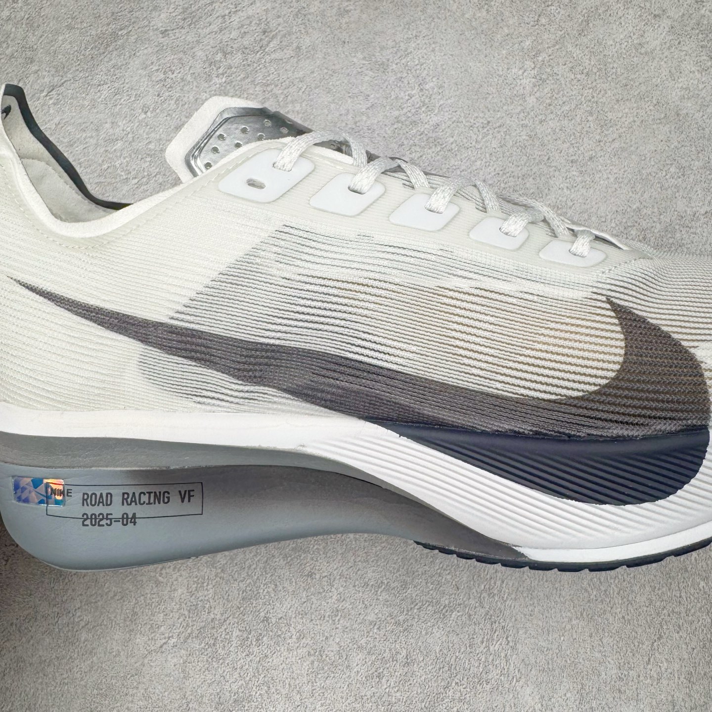 图片[16]-＃纯原 Jakob A. Ingebrigtsen x NK Zoom VaporFly Next 4% 舒适百搭透气回弹低帮短跑马拉松跑步鞋 HF6414-100 采用精致醒目设计，精准诠释雅各布·因格布里格森的风格，聚焦他的核心信念：家庭与夺冠。该鞋款在前代鞋款的基础上减轻重量，但不影响性能表现。碳纤维 Flyplate 结合出众回弹的ZoomX泡绵中底，缔造比赛日佳选，令你快意难挡，疾速冲刺。这款公路竞速跑步鞋具备匠心品质，无论是日常畅跑还是马拉松，皆可轻松驾驭，是雅各布的信赖之选。尺码：36 36.5 37.5 38 38.5 39 40 40.5 41 42 42.5 43 44 44.5 45-选品中心