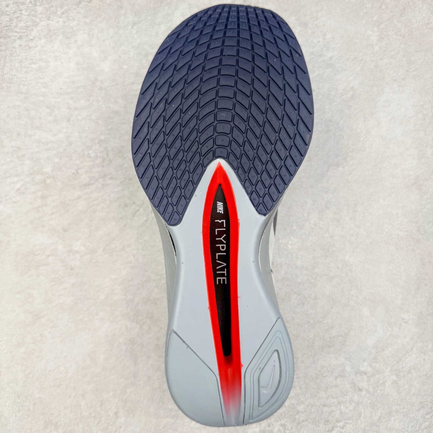 图片[9]-＃纯原 Jakob A. Ingebrigtsen x NK Zoom VaporFly Next 4% 舒适百搭透气回弹低帮短跑马拉松跑步鞋 HF6414-100 采用精致醒目设计，精准诠释雅各布·因格布里格森的风格，聚焦他的核心信念：家庭与夺冠。该鞋款在前代鞋款的基础上减轻重量，但不影响性能表现。碳纤维 Flyplate 结合出众回弹的ZoomX泡绵中底，缔造比赛日佳选，令你快意难挡，疾速冲刺。这款公路竞速跑步鞋具备匠心品质，无论是日常畅跑还是马拉松，皆可轻松驾驭，是雅各布的信赖之选。尺码：36 36.5 37.5 38 38.5 39 40 40.5 41 42 42.5 43 44 44.5 45-选品中心