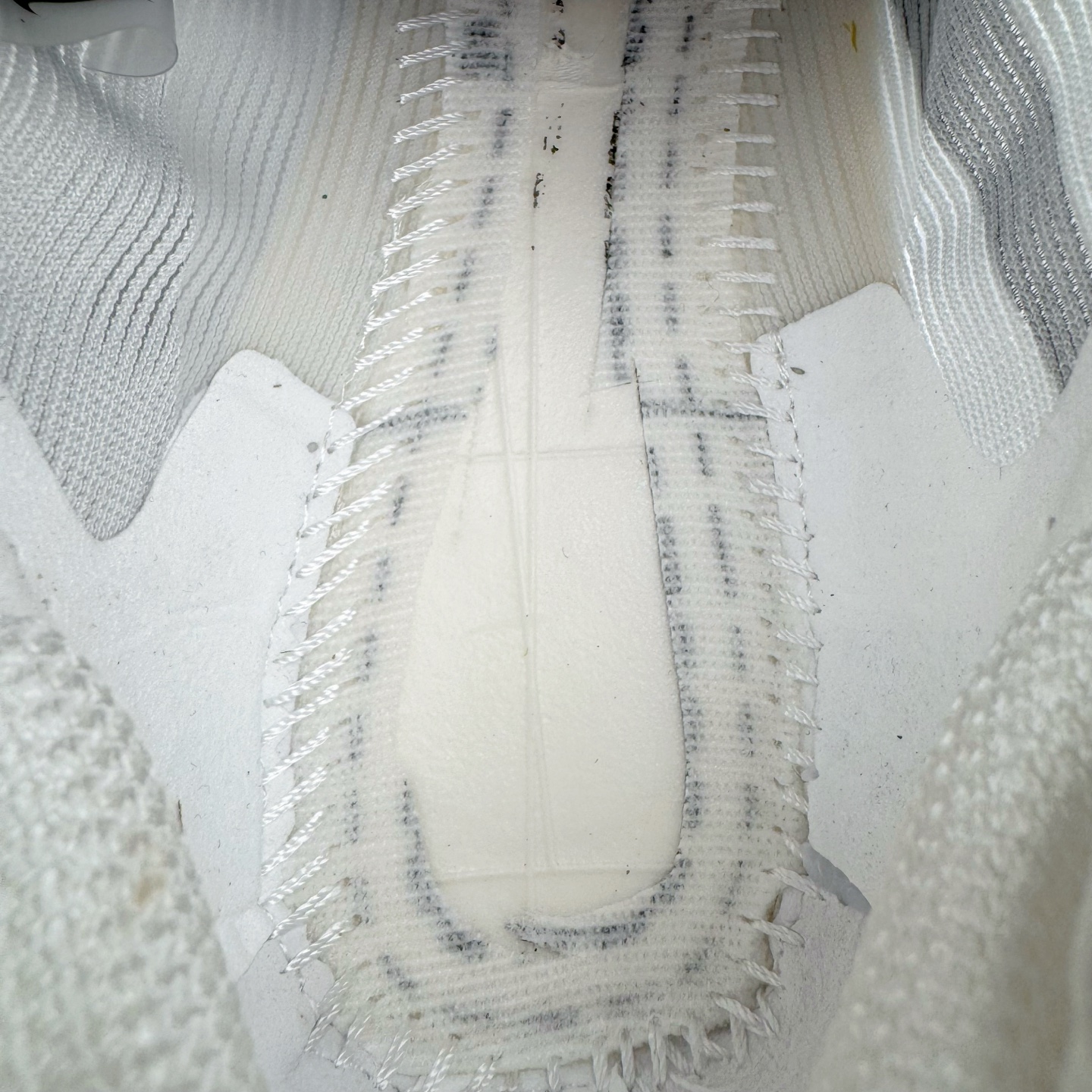 图片[20]-＃纯原 Jakob A. Ingebrigtsen x NK Zoom VaporFly Next 4% 舒适百搭透气回弹低帮短跑马拉松跑步鞋 HF6414-100 采用精致醒目设计，精准诠释雅各布·因格布里格森的风格，聚焦他的核心信念：家庭与夺冠。该鞋款在前代鞋款的基础上减轻重量，但不影响性能表现。碳纤维 Flyplate 结合出众回弹的ZoomX泡绵中底，缔造比赛日佳选，令你快意难挡，疾速冲刺。这款公路竞速跑步鞋具备匠心品质，无论是日常畅跑还是马拉松，皆可轻松驾驭，是雅各布的信赖之选。尺码：36 36.5 37.5 38 38.5 39 40 40.5 41 42 42.5 43 44 44.5 45-选品中心