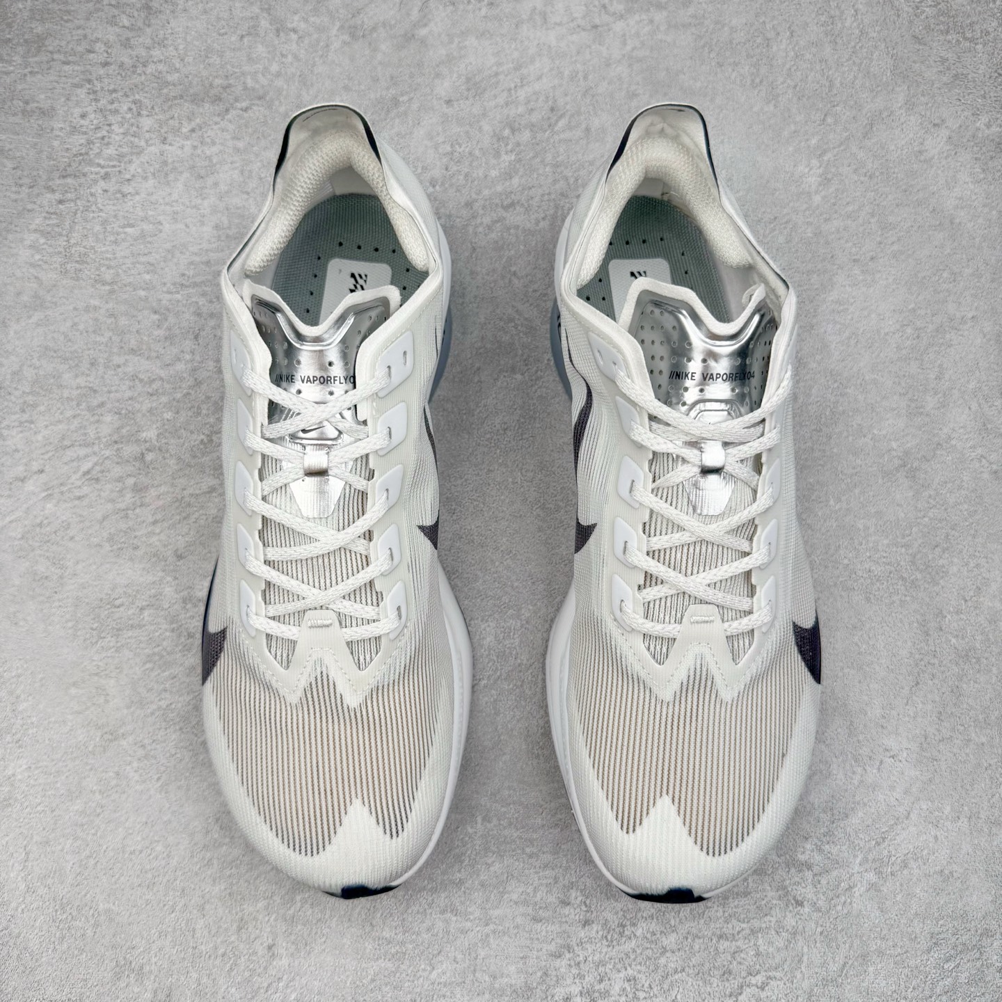 图片[2]-＃纯原 Jakob A. Ingebrigtsen x NK Zoom VaporFly Next 4% 舒适百搭透气回弹低帮短跑马拉松跑步鞋 HF6414-100 采用精致醒目设计，精准诠释雅各布·因格布里格森的风格，聚焦他的核心信念：家庭与夺冠。该鞋款在前代鞋款的基础上减轻重量，但不影响性能表现。碳纤维 Flyplate 结合出众回弹的ZoomX泡绵中底，缔造比赛日佳选，令你快意难挡，疾速冲刺。这款公路竞速跑步鞋具备匠心品质，无论是日常畅跑还是马拉松，皆可轻松驾驭，是雅各布的信赖之选。尺码：36 36.5 37.5 38 38.5 39 40 40.5 41 42 42.5 43 44 44.5 45-选品中心