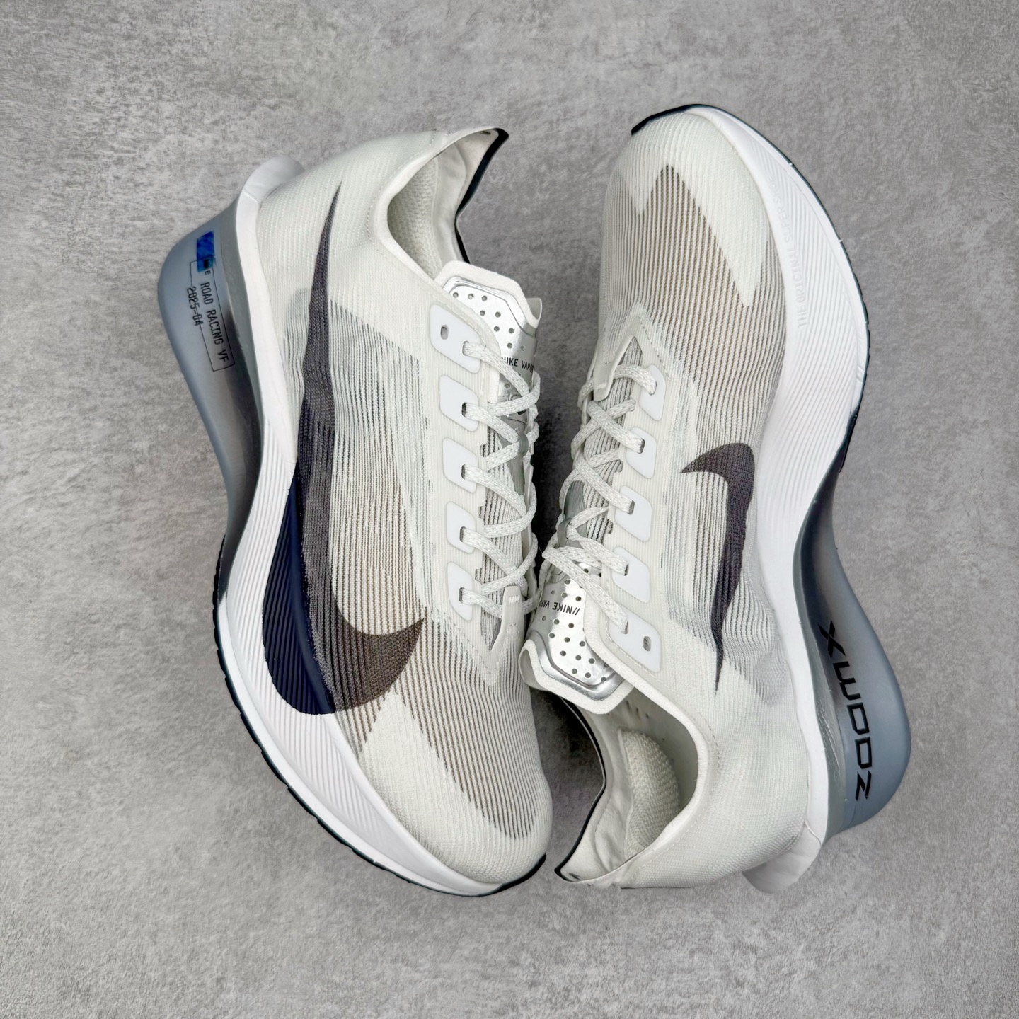 图片[3]-＃纯原 Jakob A. Ingebrigtsen x NK Zoom VaporFly Next 4% 舒适百搭透气回弹低帮短跑马拉松跑步鞋 HF6414-100 采用精致醒目设计，精准诠释雅各布·因格布里格森的风格，聚焦他的核心信念：家庭与夺冠。该鞋款在前代鞋款的基础上减轻重量，但不影响性能表现。碳纤维 Flyplate 结合出众回弹的ZoomX泡绵中底，缔造比赛日佳选，令你快意难挡，疾速冲刺。这款公路竞速跑步鞋具备匠心品质，无论是日常畅跑还是马拉松，皆可轻松驾驭，是雅各布的信赖之选。尺码：36 36.5 37.5 38 38.5 39 40 40.5 41 42 42.5 43 44 44.5 45-选品中心