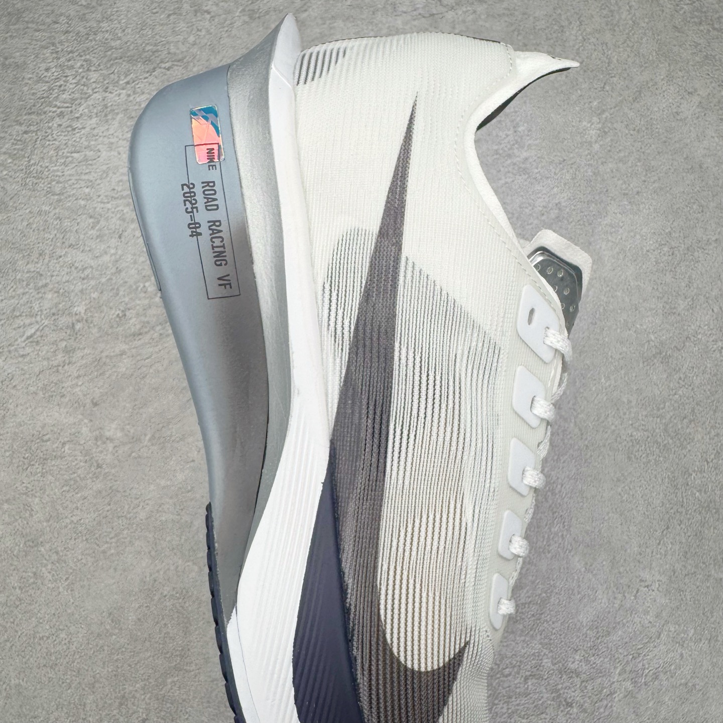 图片[6]-＃纯原 Jakob A. Ingebrigtsen x NK Zoom VaporFly Next 4% 舒适百搭透气回弹低帮短跑马拉松跑步鞋 HF6414-100 采用精致醒目设计，精准诠释雅各布·因格布里格森的风格，聚焦他的核心信念：家庭与夺冠。该鞋款在前代鞋款的基础上减轻重量，但不影响性能表现。碳纤维 Flyplate 结合出众回弹的ZoomX泡绵中底，缔造比赛日佳选，令你快意难挡，疾速冲刺。这款公路竞速跑步鞋具备匠心品质，无论是日常畅跑还是马拉松，皆可轻松驾驭，是雅各布的信赖之选。尺码：36 36.5 37.5 38 38.5 39 40 40.5 41 42 42.5 43 44 44.5 45-选品中心
