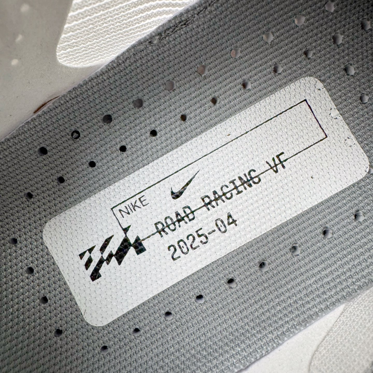 图片[11]-＃纯原 Jakob A. Ingebrigtsen x NK Zoom VaporFly Next 4% 舒适百搭透气回弹低帮短跑马拉松跑步鞋 HF6414-100 采用精致醒目设计，精准诠释雅各布·因格布里格森的风格，聚焦他的核心信念：家庭与夺冠。该鞋款在前代鞋款的基础上减轻重量，但不影响性能表现。碳纤维 Flyplate 结合出众回弹的ZoomX泡绵中底，缔造比赛日佳选，令你快意难挡，疾速冲刺。这款公路竞速跑步鞋具备匠心品质，无论是日常畅跑还是马拉松，皆可轻松驾驭，是雅各布的信赖之选。尺码：36 36.5 37.5 38 38.5 39 40 40.5 41 42 42.5 43 44 44.5 45-选品中心