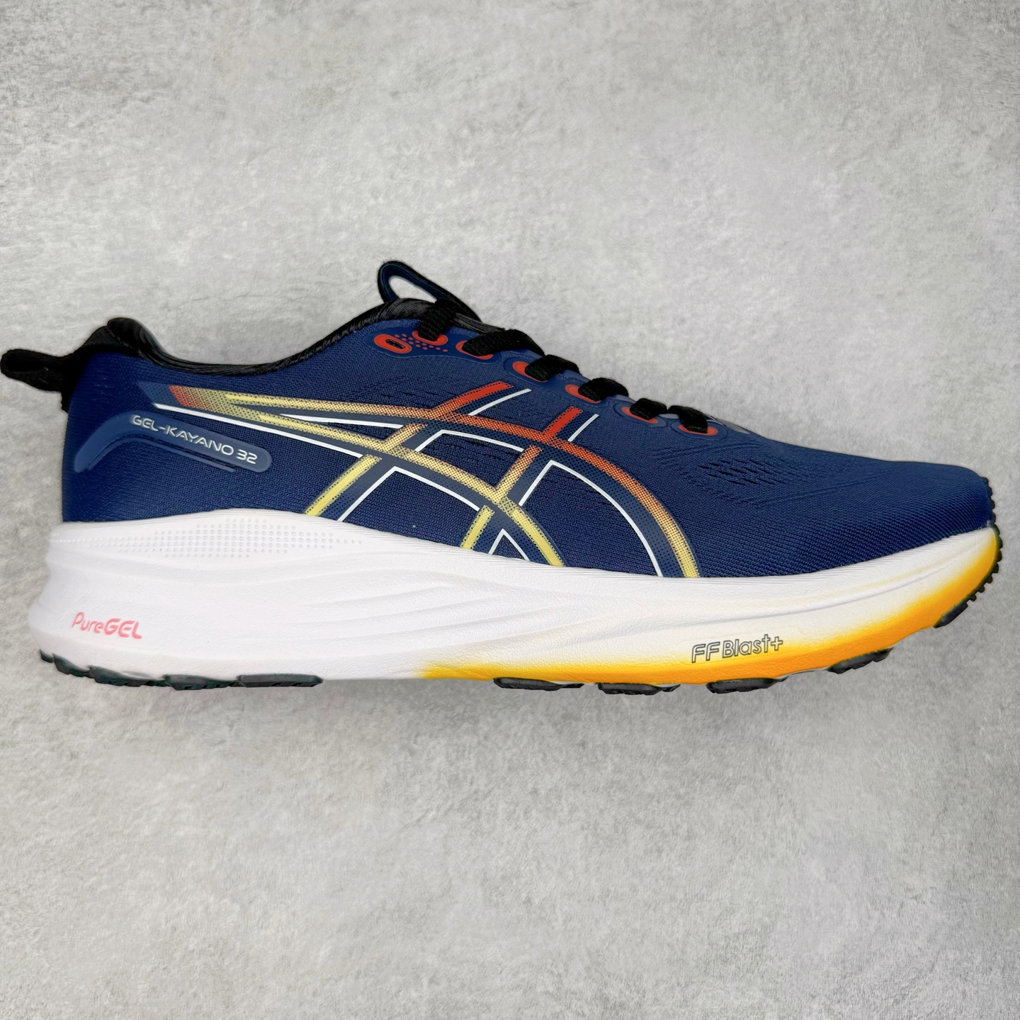 Asics Gel-Kayano 32 亚瑟士卡亚诺32代低帮专业有氧超轻量休闲运动全能慢跑鞋全球知名运动品牌ASICS正式推出新款GEL-KAYANO 32跑鞋，旨在通过全新稳定结构以提升产品可适性，满足跑者的足部稳定需求，让每一位跑者从起跑到结束都能够感受到焕然一新的稳定性与舒适性，从而帮助更多人找到身心平衡，获得自在舒适的健康生活方式。秉持着ASICS亚瑟士的设计哲学，全新一代GEL-KAYANO 32应运而生。为进一步升级产品的稳定性，GEL-KAYANO 采用了全新4D引导系统，通过内侧稳定装置提升可适性，满足足部稳定需求，帮助足弓迅速返回到平衡位置。作为基于生物力学研究打造的全新稳定结构，4D引导系统不仅提升了跑鞋对双脚的支撑性，它还将人体不同的运动状态纳入设计考量，帮助跑者在多种跑动强度下获得充足的稳定性和理想的舒适度。尺码：36 37 37.5 38 39.5 40 40.5 41.5 42 42.5 43.5 44 44.5 45-选品中心