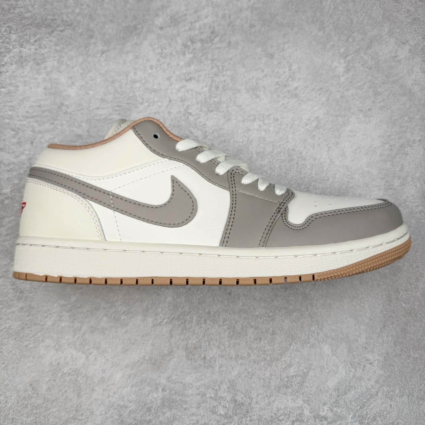 ＃K版 Air Jordan AJ1 Low 低帮 米灰 553558-169 全新流水线出品 DT版本唯一平替选择 市场第二梯队最强版 全部原鞋开发 原楦原纸板开发 全鞋电脑针车 原厂内置全掌气垫 原盒内在原标 唯一Zp原版鞋带绑法 免检产品 全新2022版型 全头层皮料 完美零毛边处理 原厂配置全掌气垫 价格定位良心 几十个配色陆续出货 实拍调校N版已经零色差零失真 百分百还原实物色彩所见即所得 不存在货不对板色差等低级问题 选购参考实物拍摄 不混卖不参货 只用心做好货严格选品 承诺混一赔十 尺码：36 36.5 37.5 38 38.5 39 40 40.5 41 42 42.5 43 44 44.5 45-选品中心