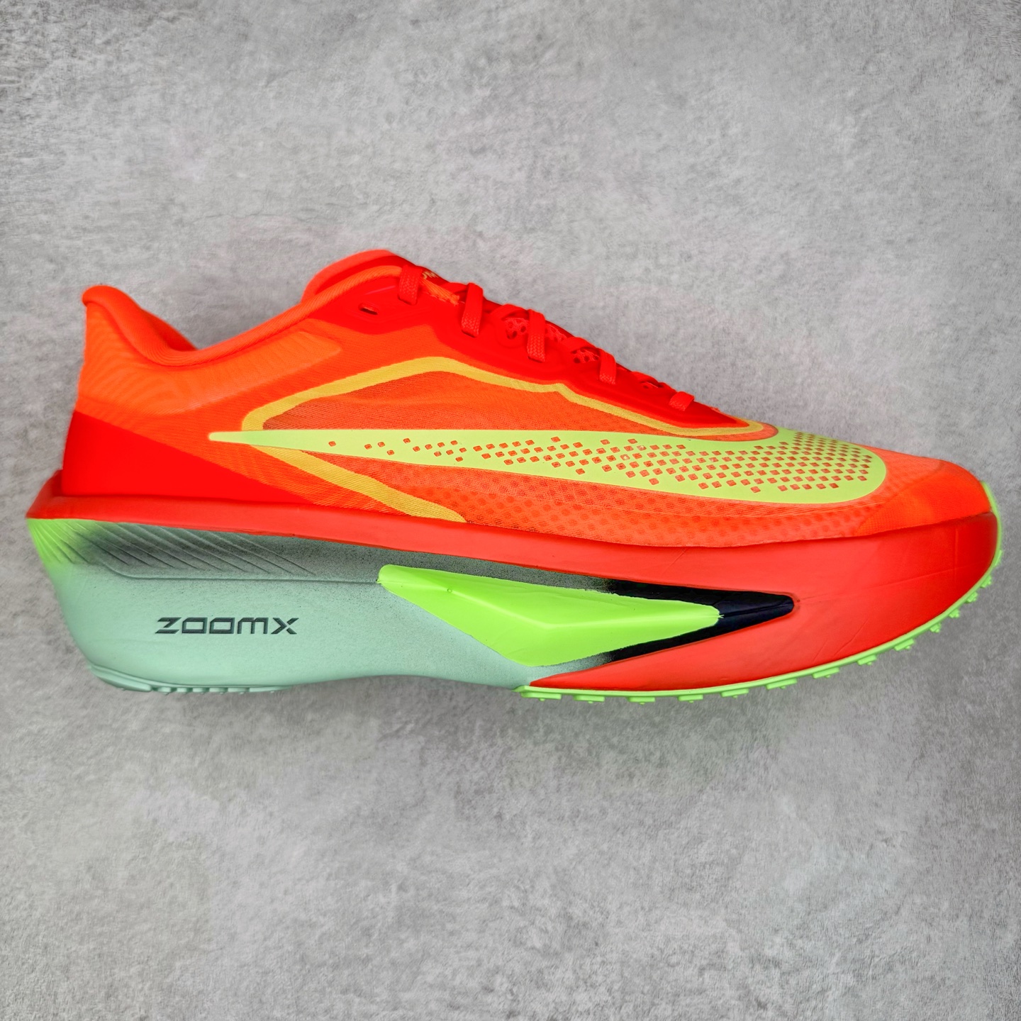 NK ZoomX Invincible Run Flyknit 6 轻量跑鞋 飞织低帮休闲运动慢跑鞋 FN8454-601 此鞋专为短跑运动员而生 是为 5 至 10 公里距离的赛事和训练打造 整体设计采用流线型的轻质工程网眼材质构成鞋面 并与其他 Running 旗舰鞋款同样搭载全脚掌 ZoomX 缓冲中底 搭配 Pebax 物料与橡胶外底 ZoomX StreakFly 首发配色以Prototype呈现 其灵感是来自开发期间的磨损测试 透过编号的标记与内侧的预期跑步距离突出研发过程 尺码：36 36.5 37.5 38 38.5 39 40 40.5 41 42 42.5 43 44 45-选品中心